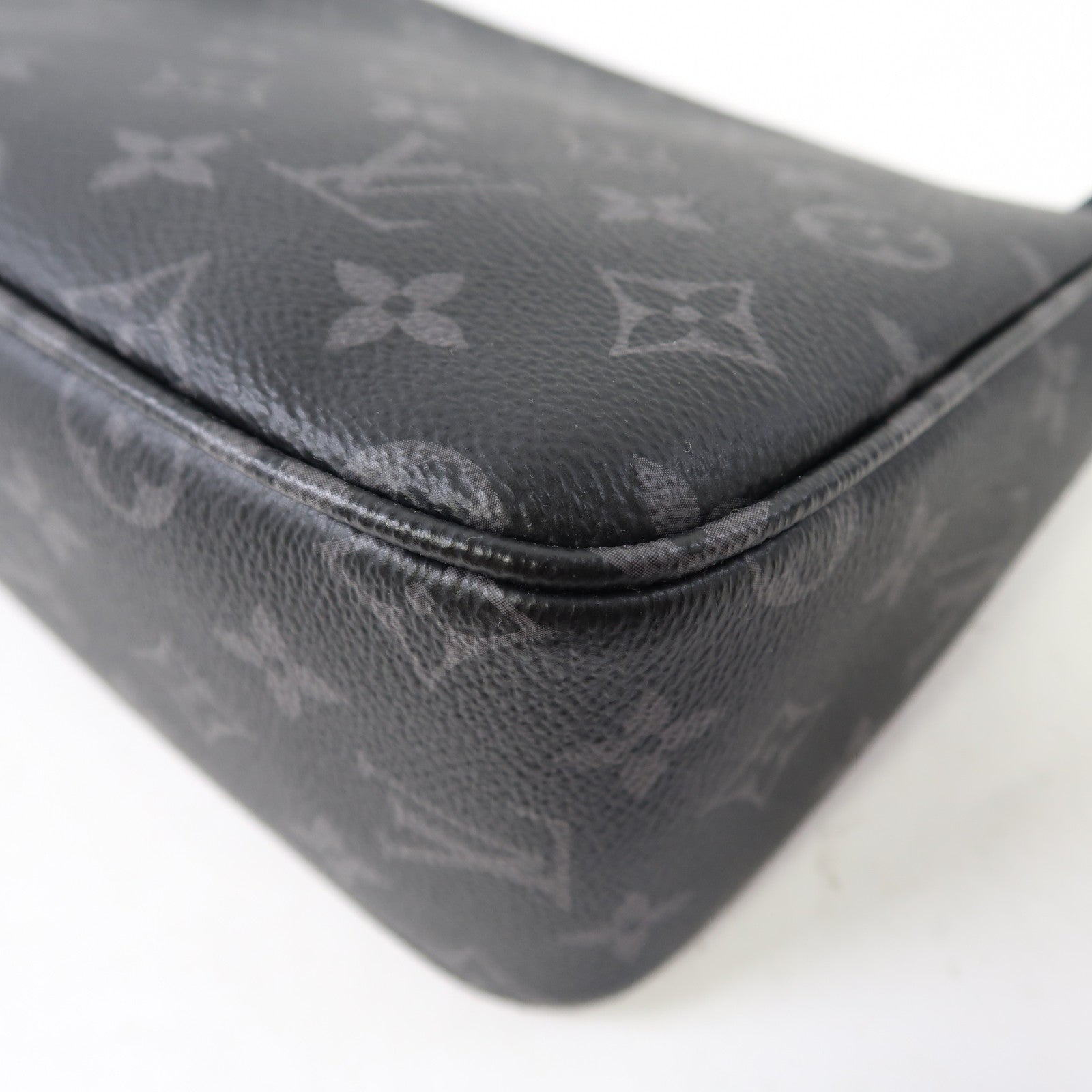 LOUIS VUITTON Monogram Eclipse Pochette Accessoire XL肩背袋黑色