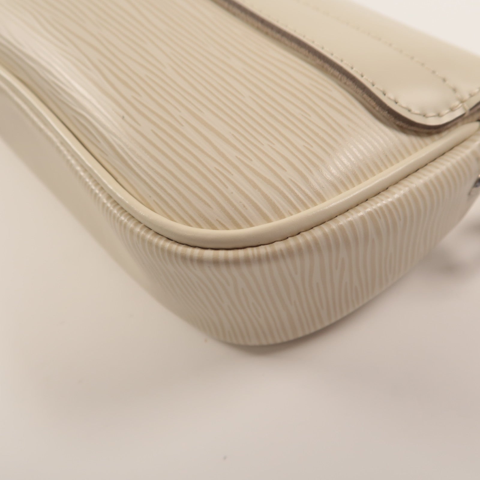 LOUIS VUITTON Epi Pochette Montaigne肩背袋白色