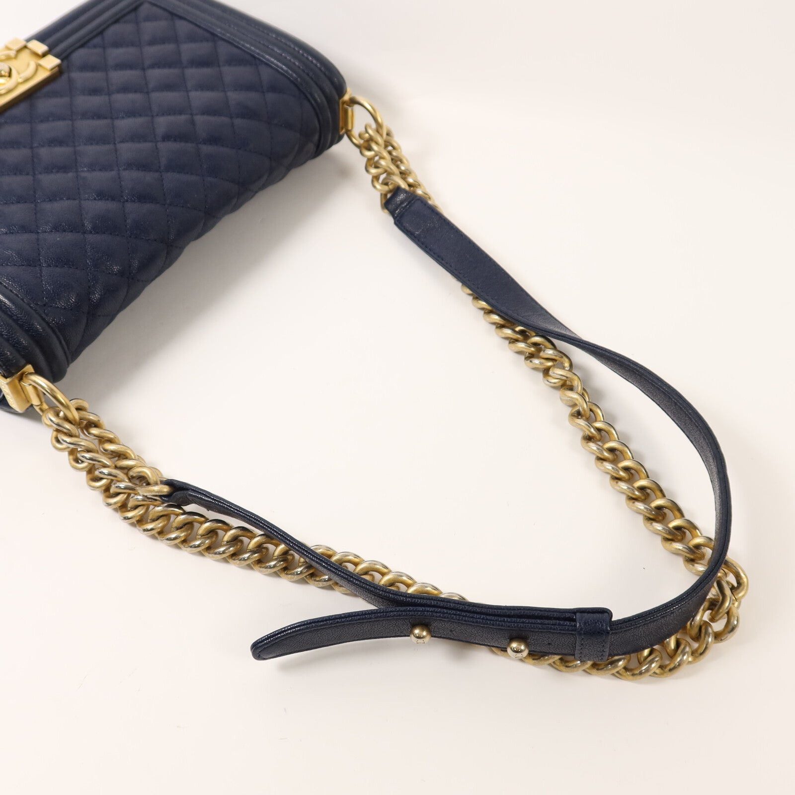 CHANEL 牛皮皮革Boy 25金扣鏈帶肩背袋