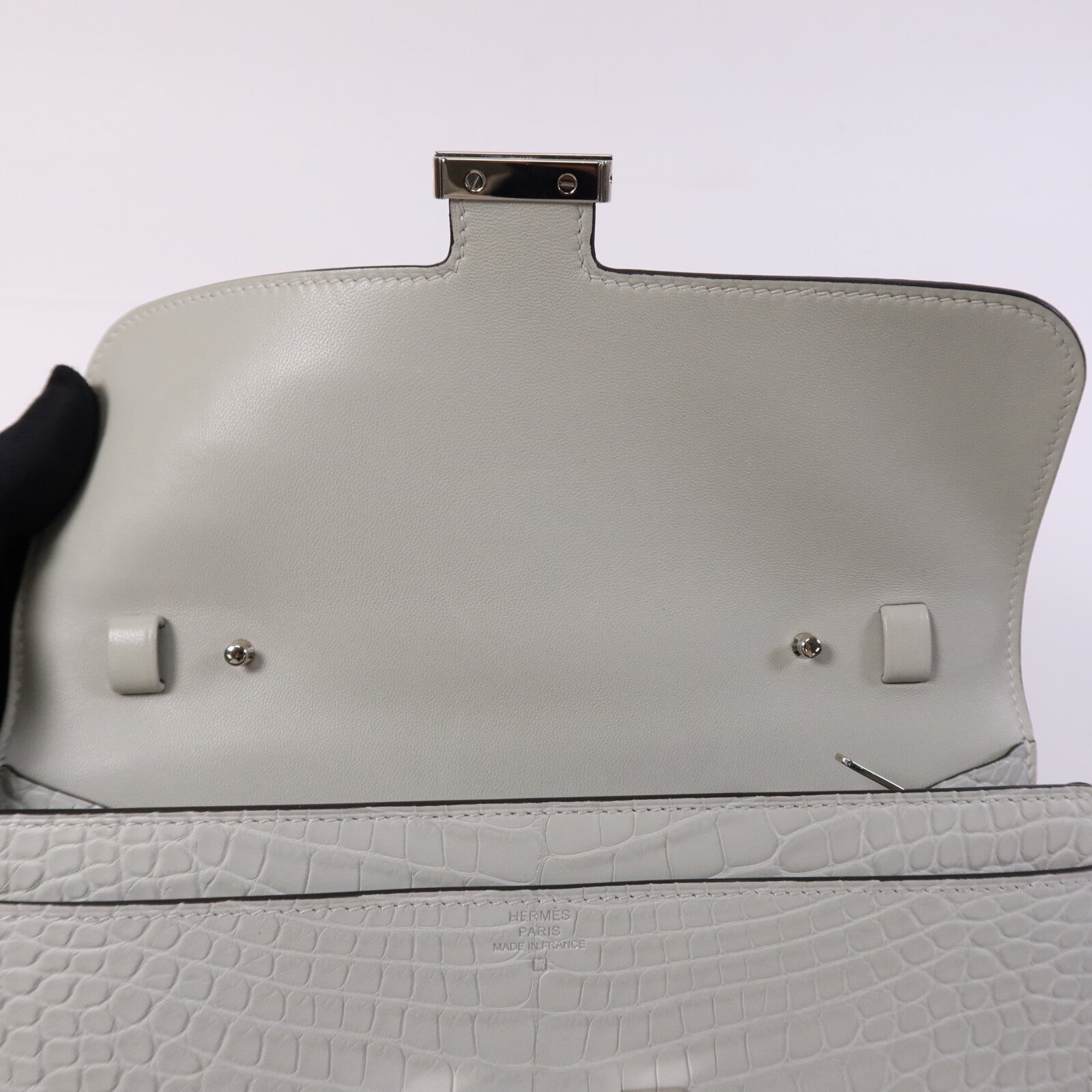 HERMES Alligator Mat皮革Constance To Go銀扣肩背袋Gris Neve