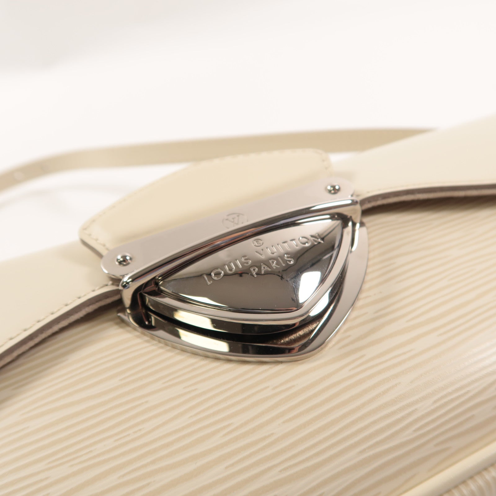 LOUIS VUITTON Epi Pochette Montaigne肩背袋白色