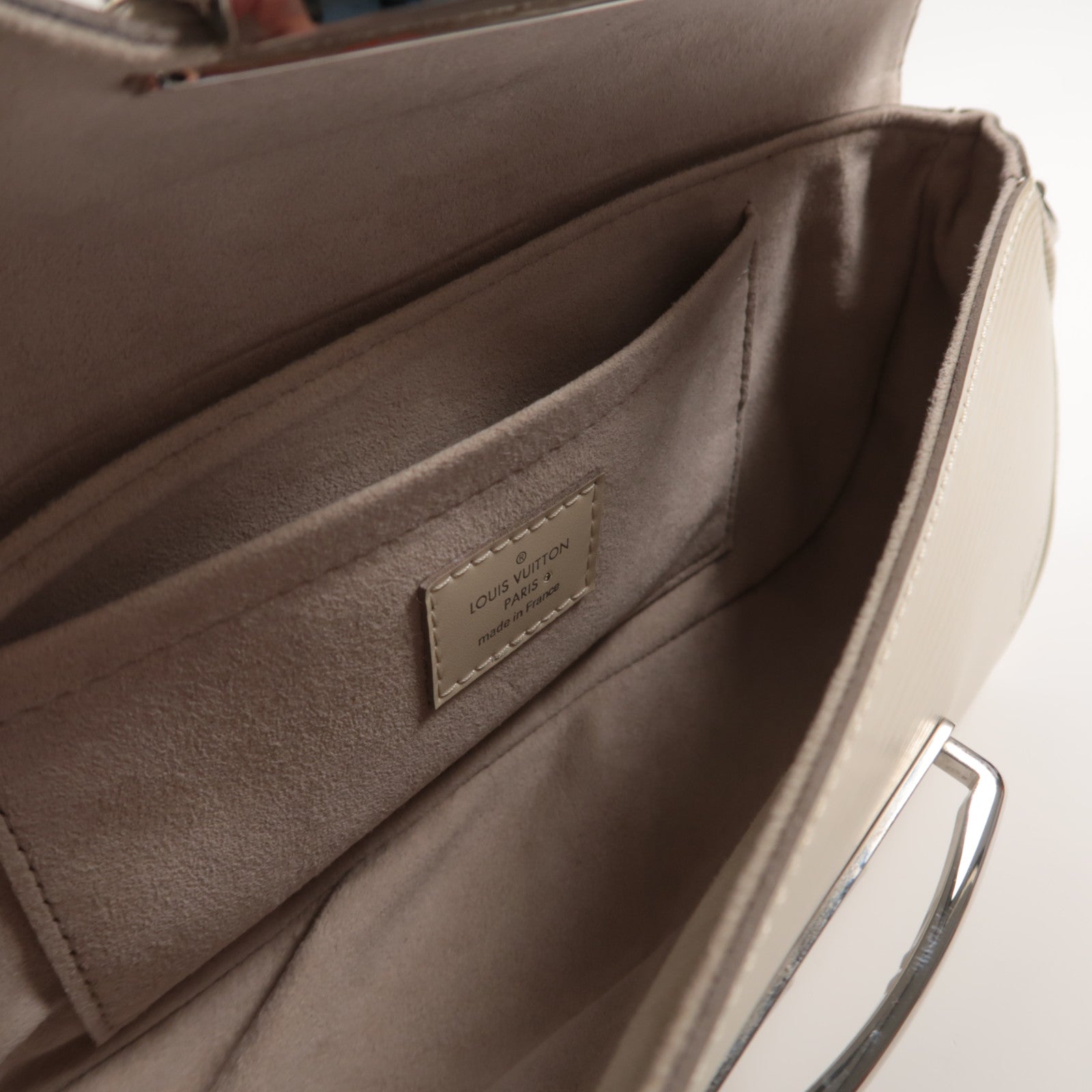LOUIS VUITTON Epi Pochette Montaigne肩背袋白色