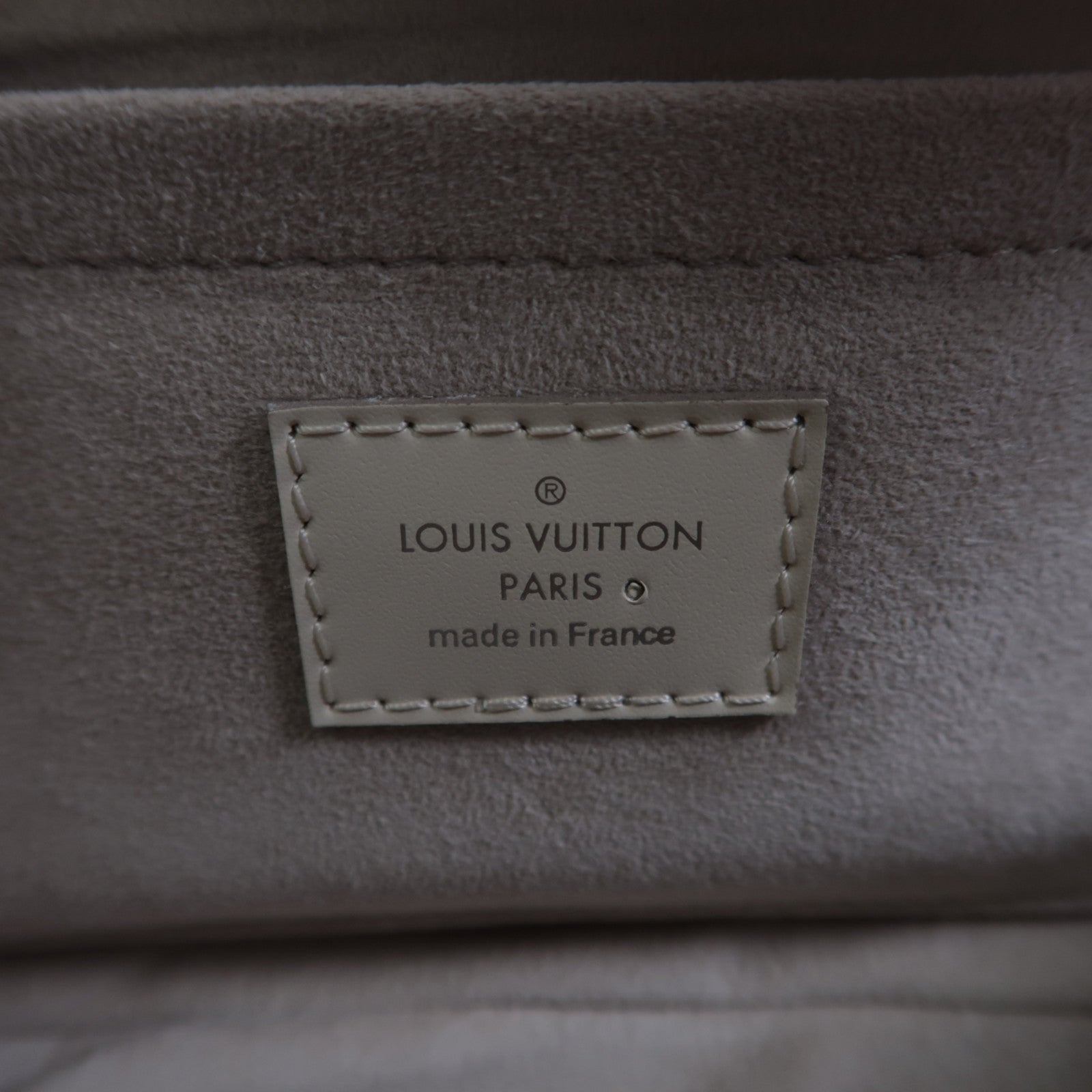LOUIS VUITTON Epi Pochette Montaigne肩背袋白色