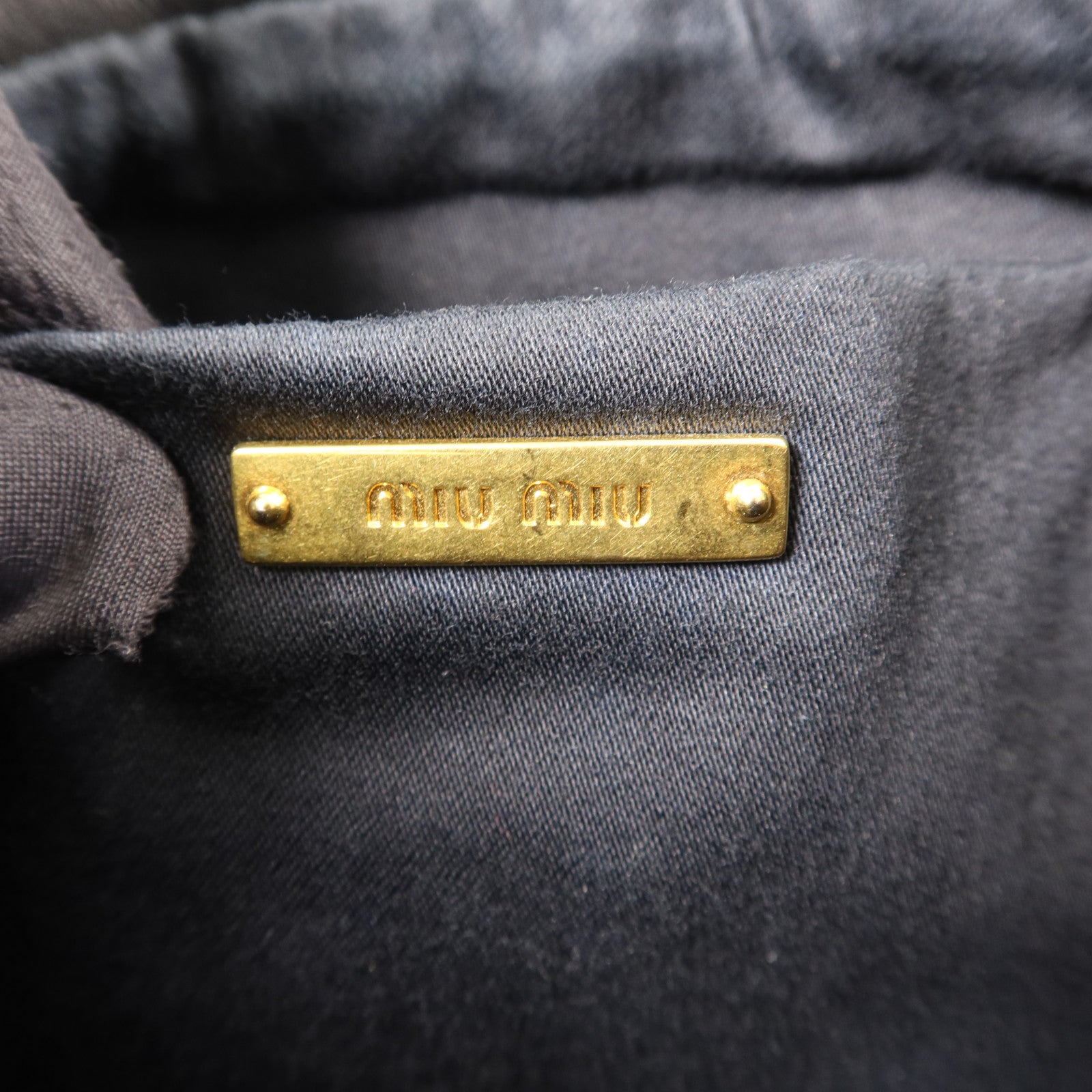 Miu Miu 牛皮皮革Pouch金扣手拿包