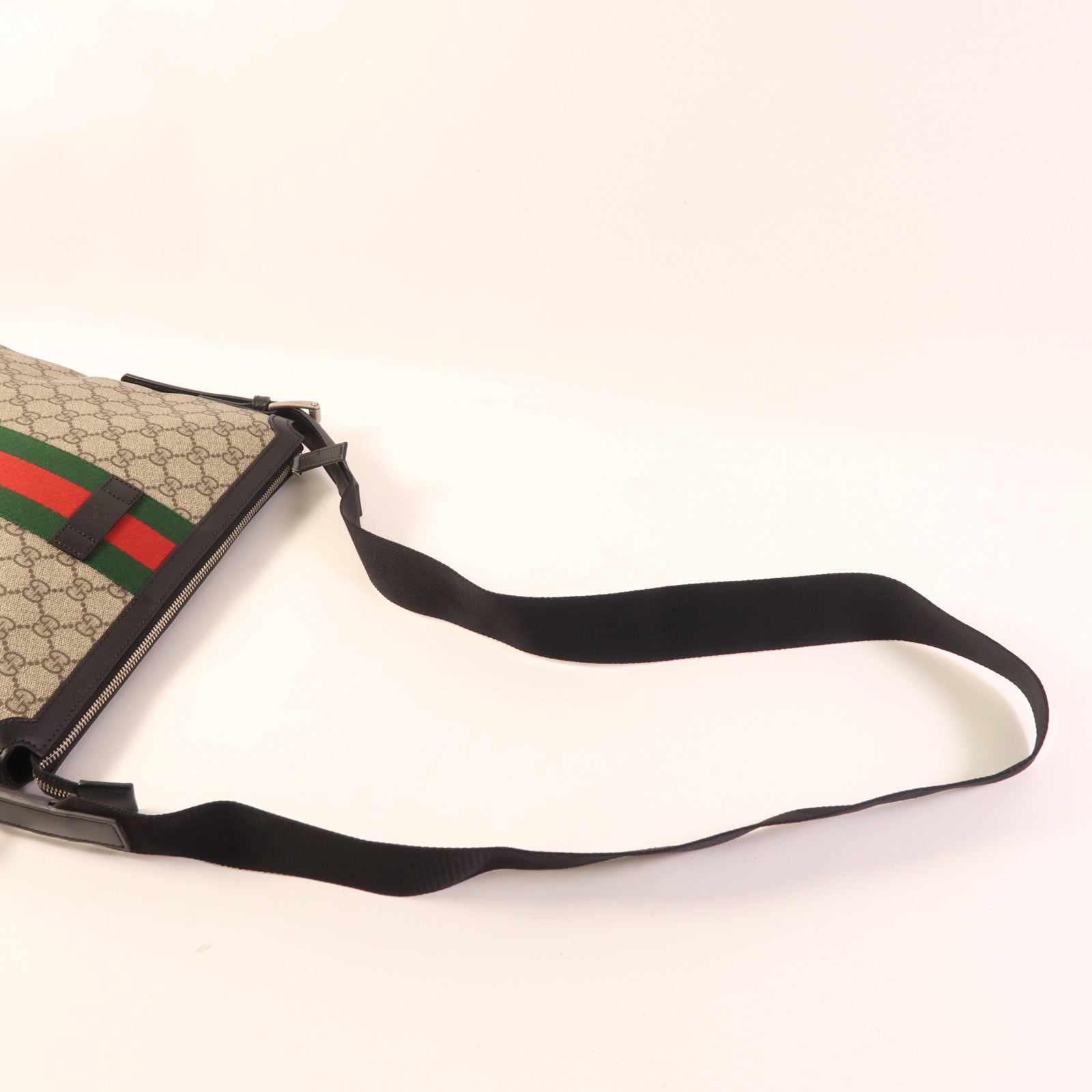 GUCCI 塗層帆布GG Supreme銀扣肩背袋