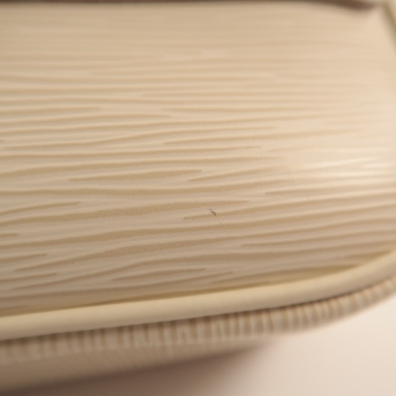 LOUIS VUITTON Epi Pochette Montaigne肩背袋白色