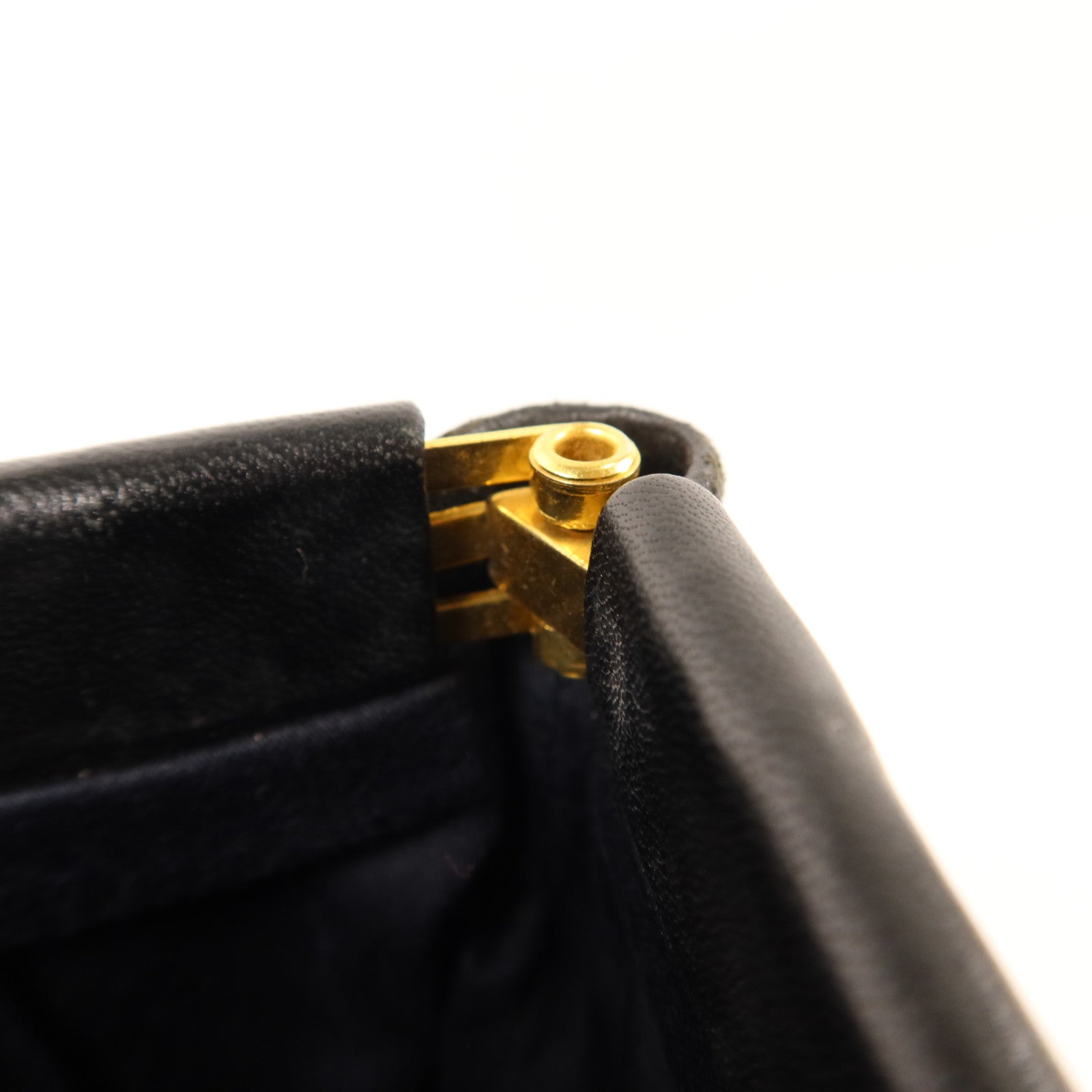Miu Miu 牛皮皮革Pouch金扣手拿包