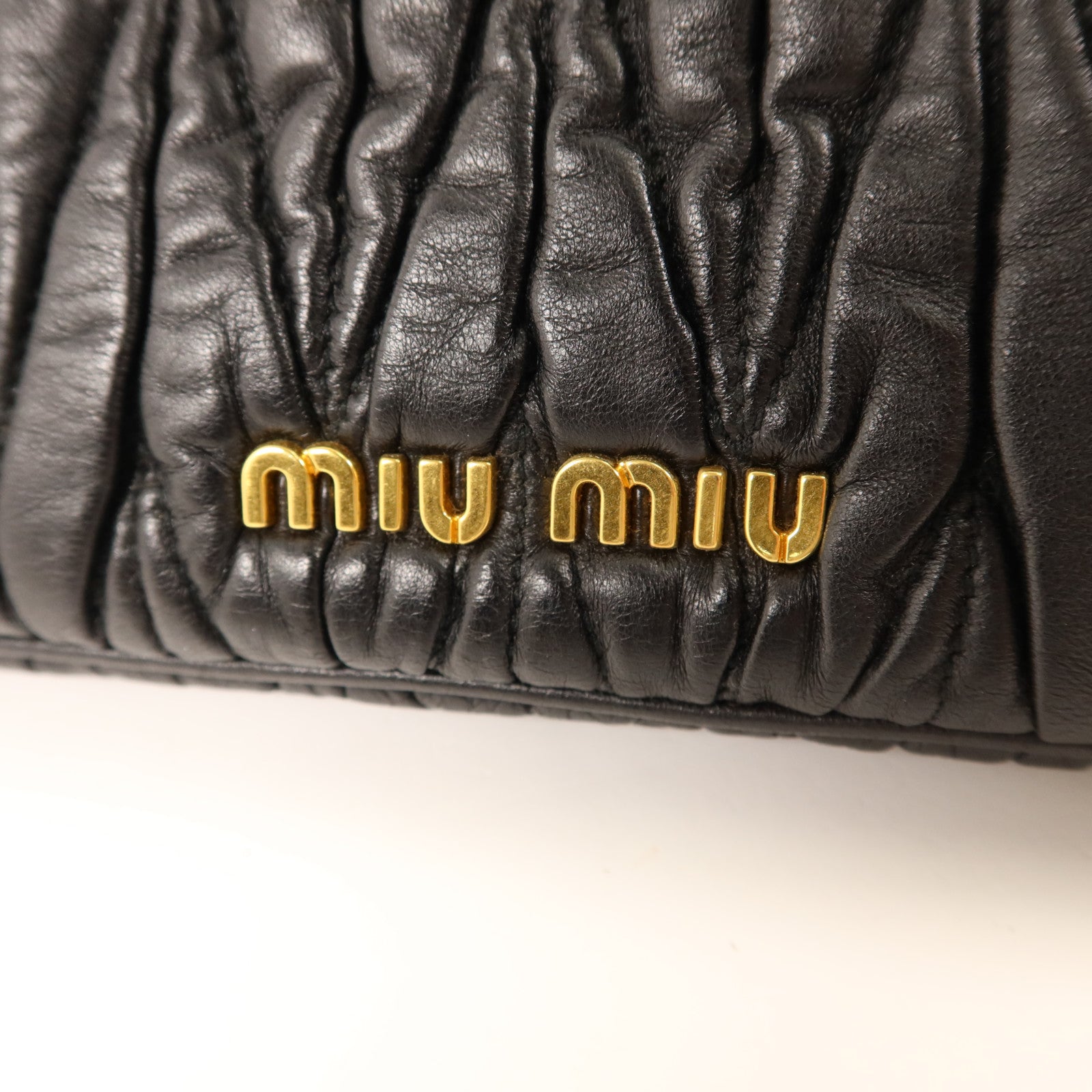 Miu Miu 牛皮皮革Pouch金扣手拿包
