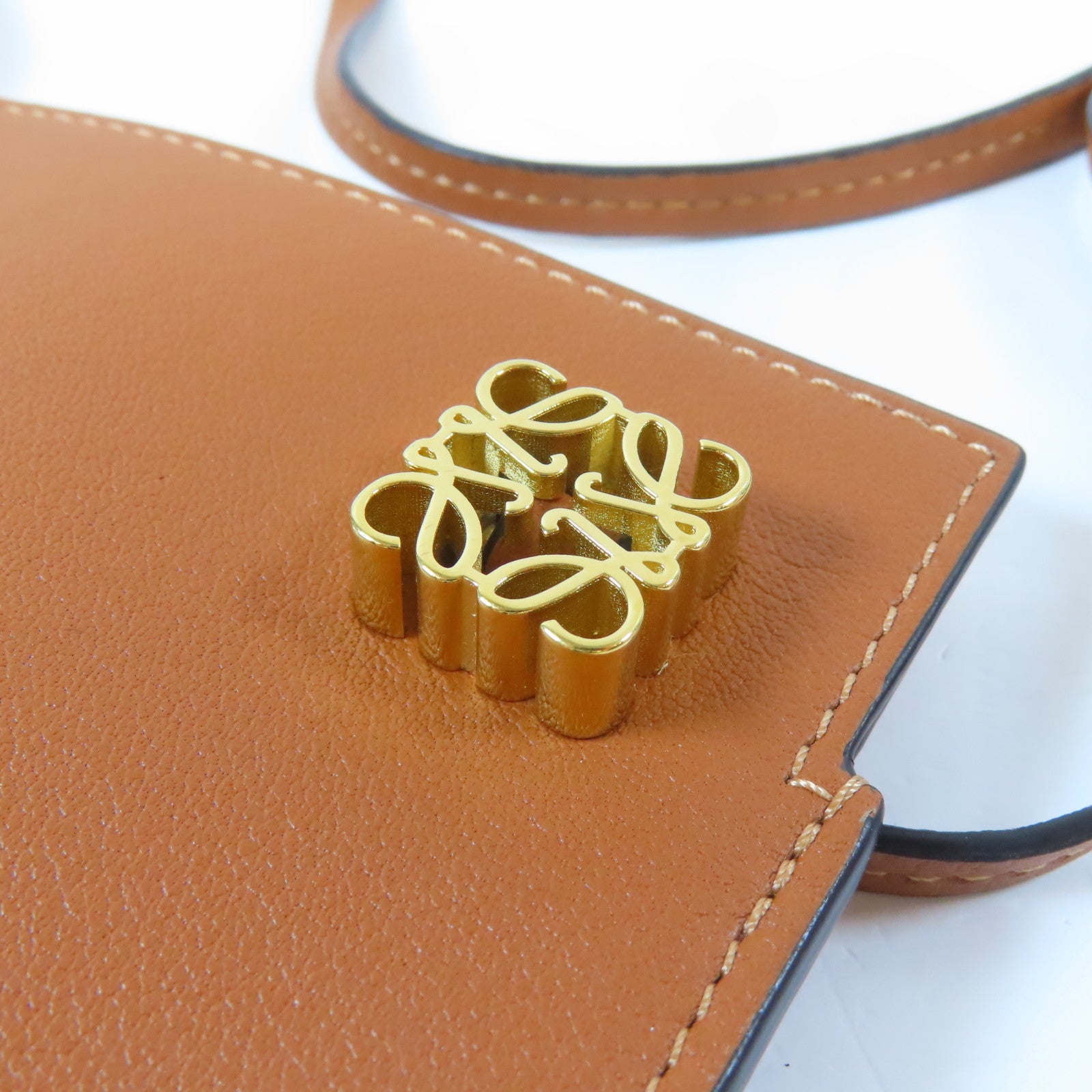 LOEWE 【激減優惠】牛皮皮革Dice Pocket金扣肩背袋啡色