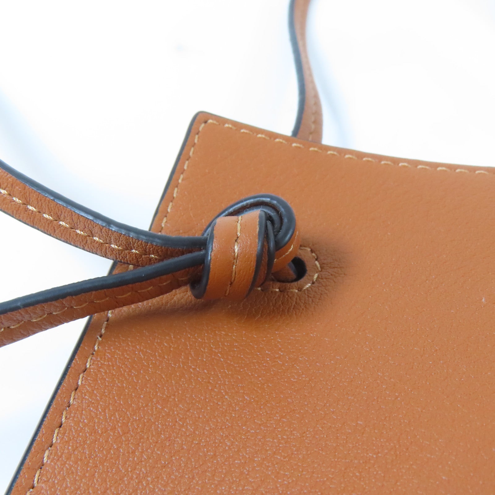 LOEWE 【激減優惠】牛皮皮革Dice Pocket金扣肩背袋啡色