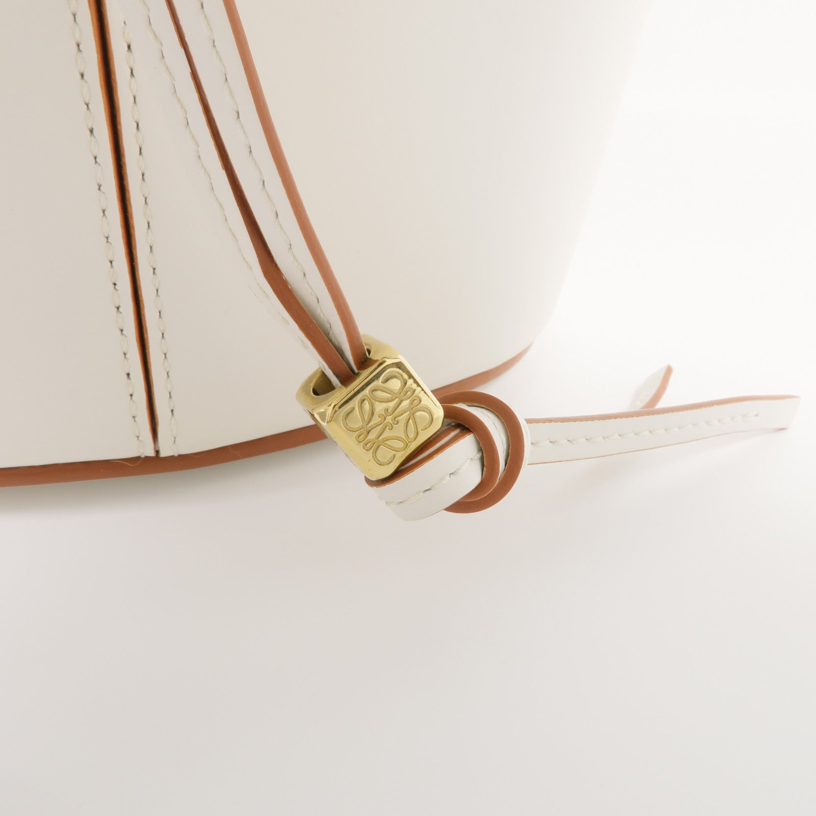 LOEWE 牛皮皮革Balloon Small金扣肩背袋