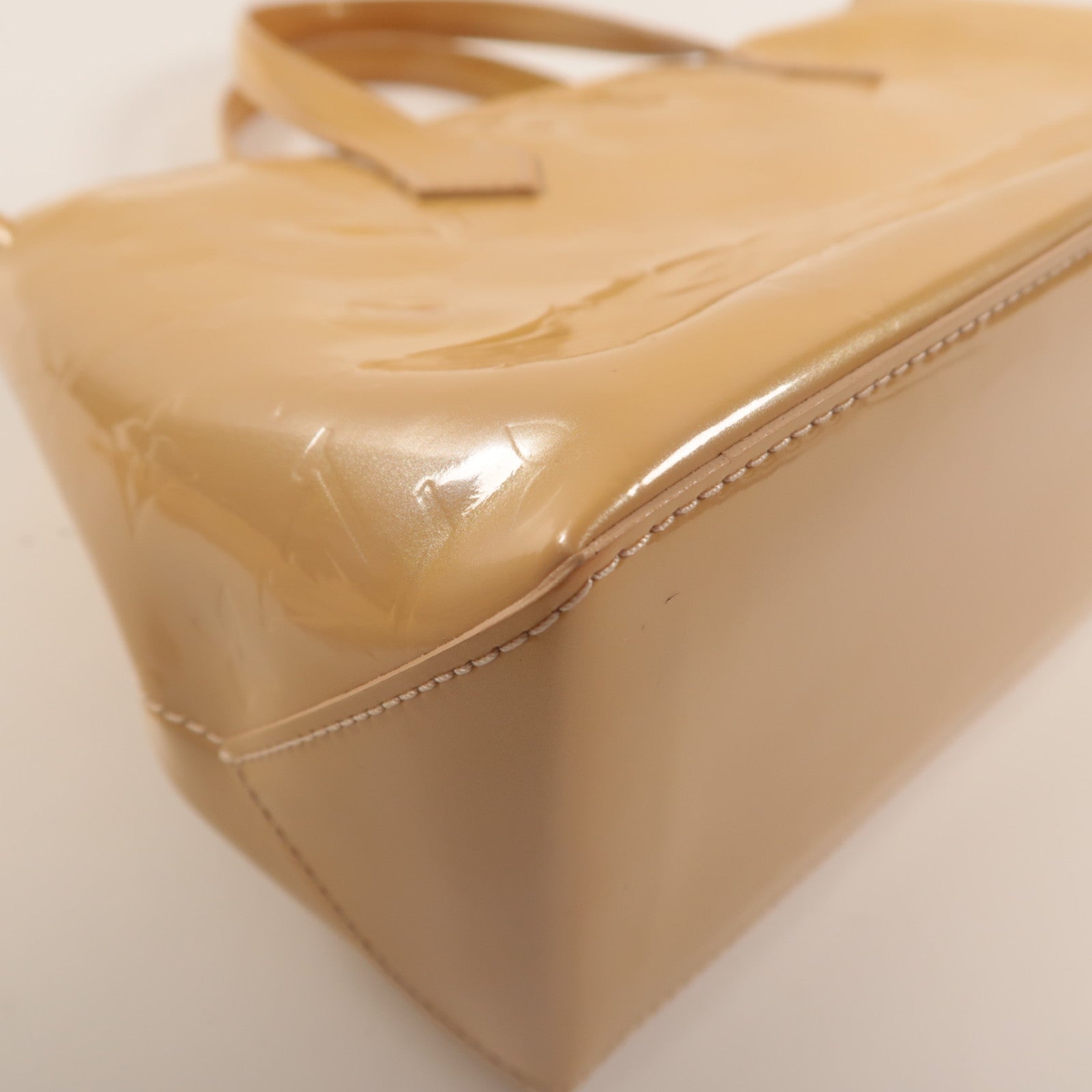 LOUIS VUITTON Monogram Vernis Wilshire PM金扣手挽袋米色