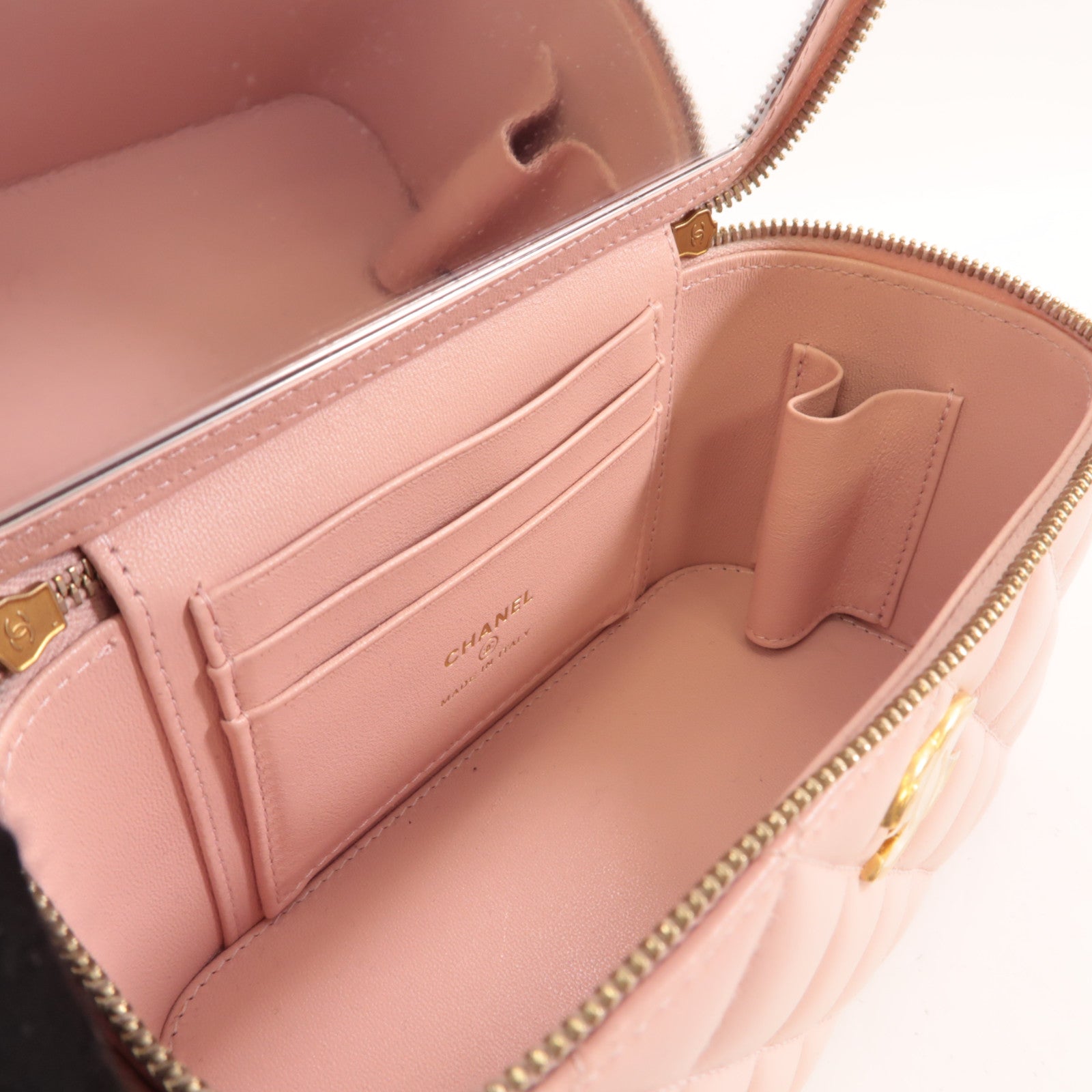 CHANEL 菱格皮革Vanity Case金扣鏈帶肩背袋