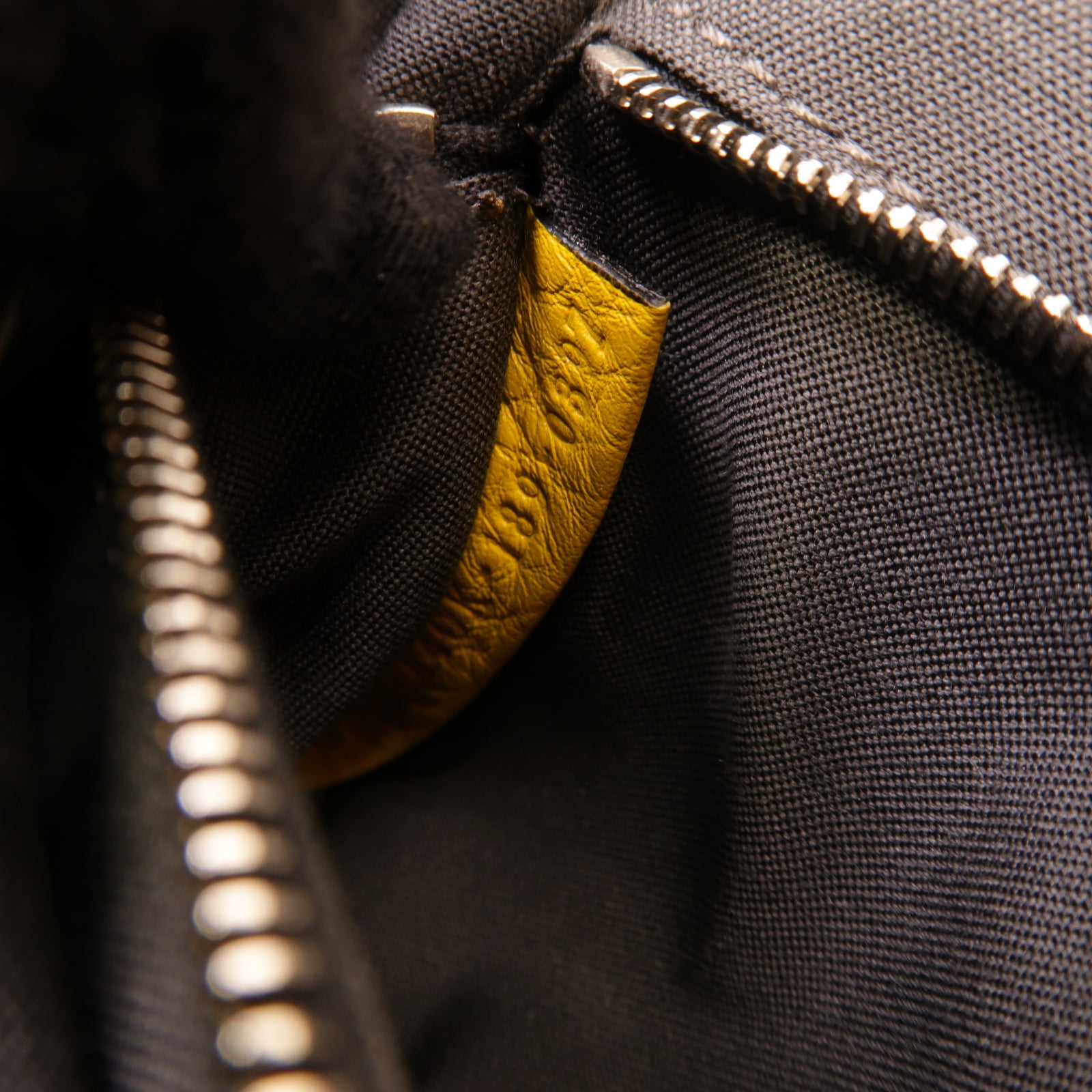 FENDI 牛皮皮革Shoulder Bag銀扣肩背袋黃色
