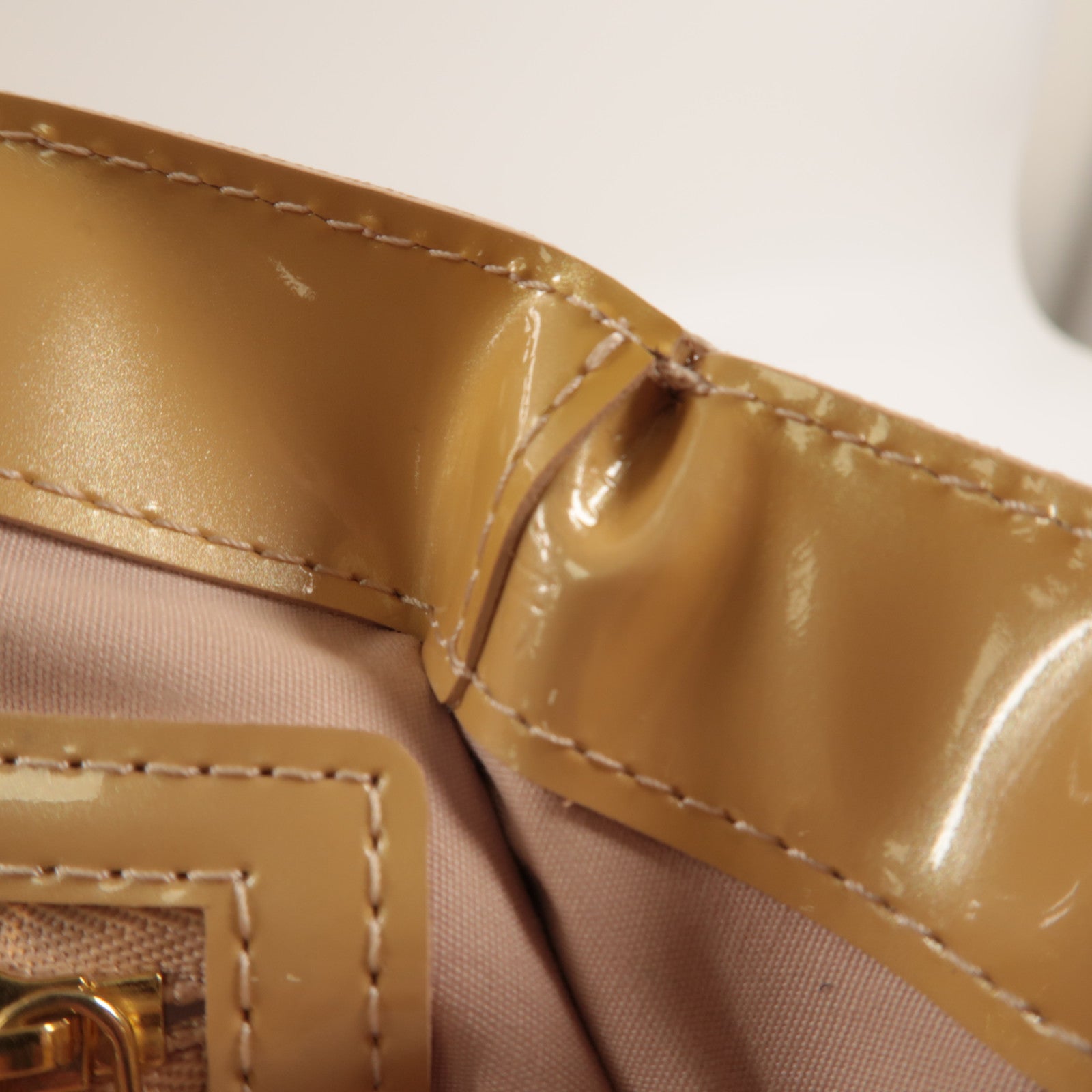 LOUIS VUITTON Monogram Vernis Wilshire PM金扣手挽袋米色
