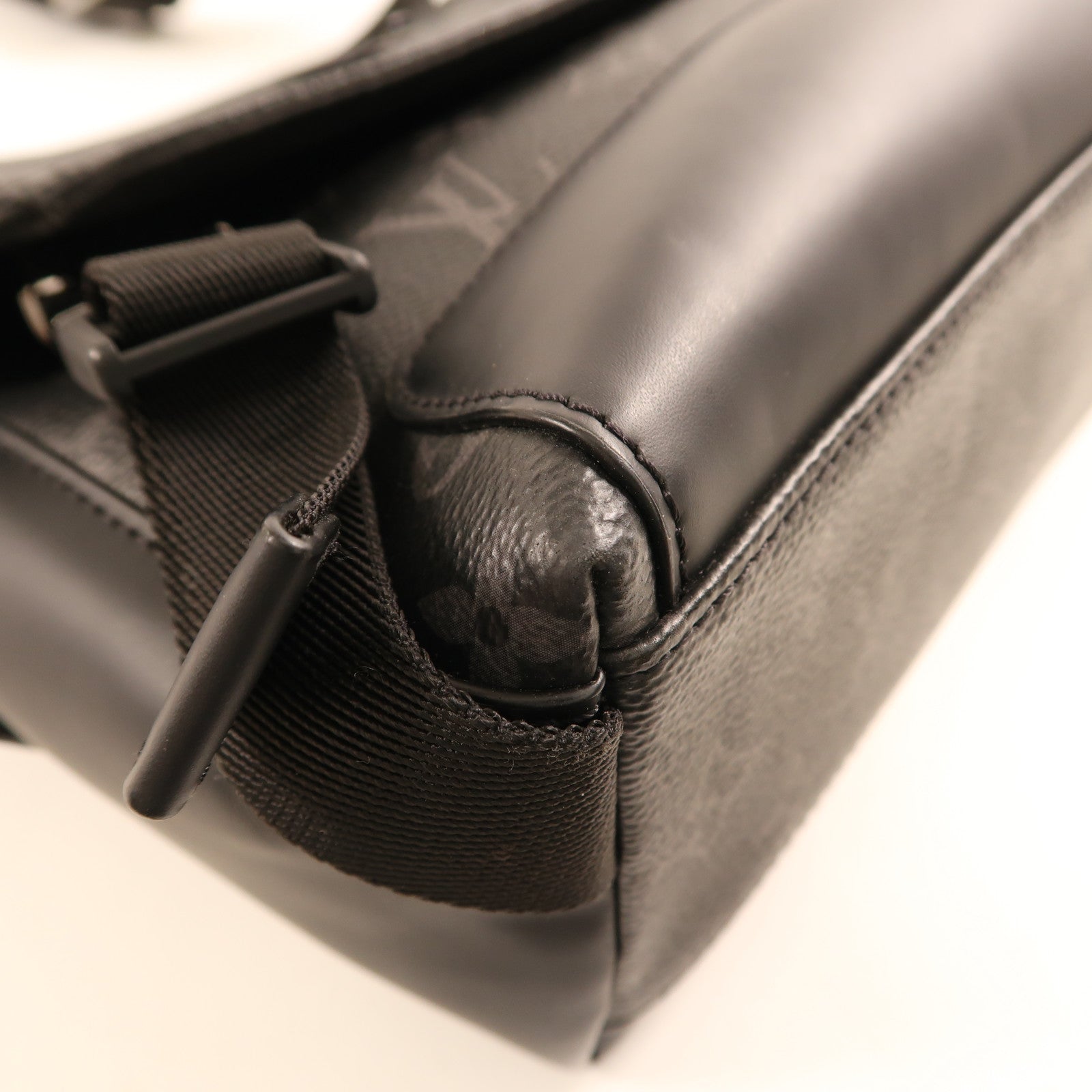 LOUIS VUITTON Monogram Eclipse Messenger PM Voyager銀扣肩背袋