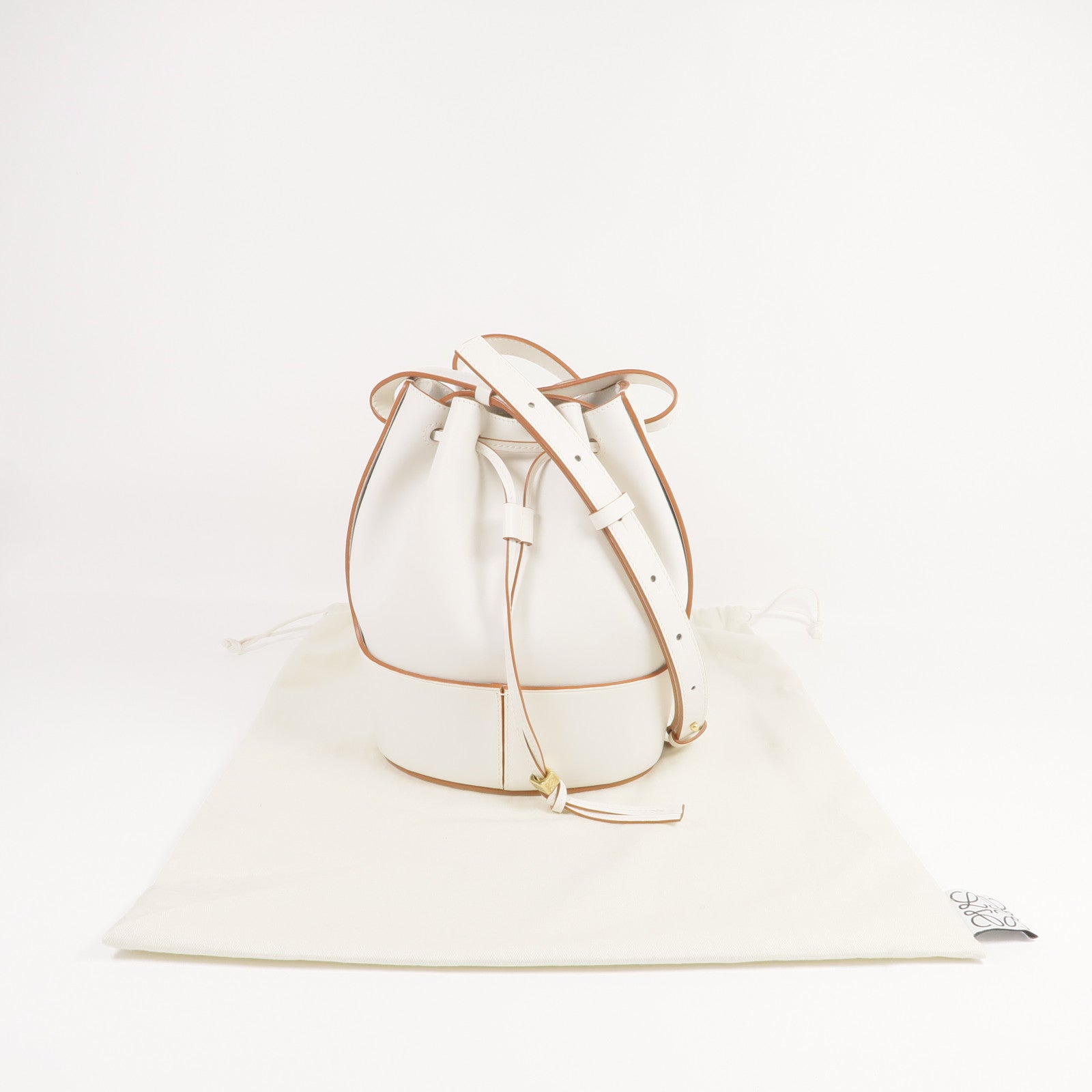 LOEWE 牛皮皮革Balloon Small金扣肩背袋