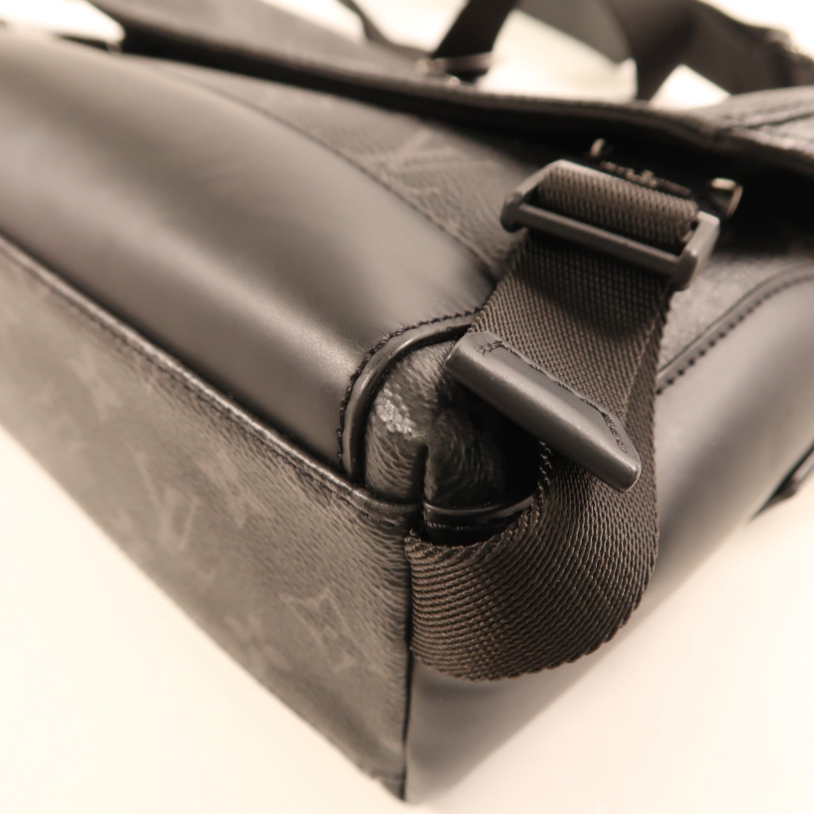 LOUIS VUITTON Monogram Eclipse Messenger PM Voyager銀扣肩背袋