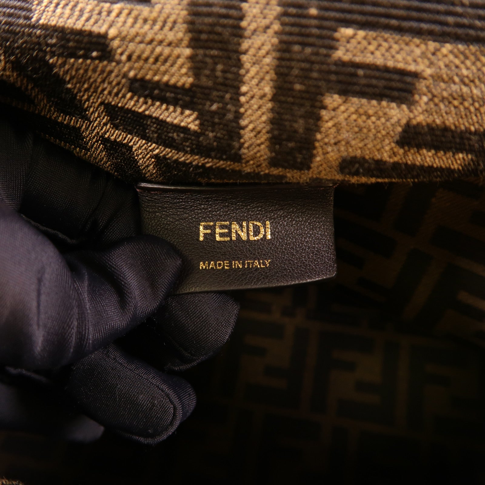 FENDI 牛皮皮革First Medium金扣肩背袋