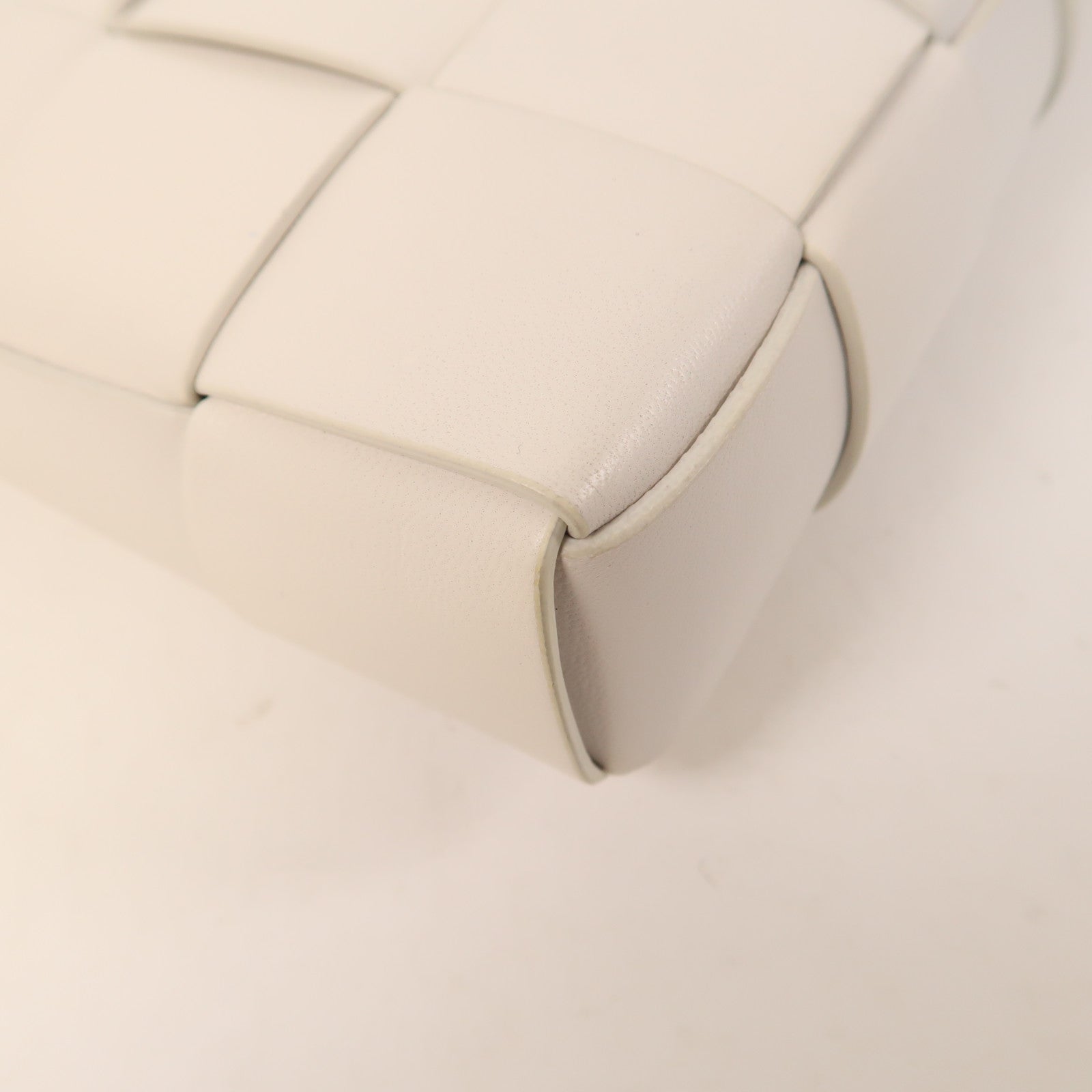 BOTTEGA VENETA 織紋牛皮皮革Clutch金/銀扣手拿包白色