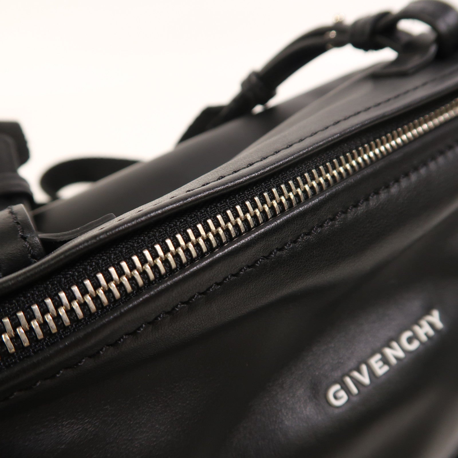 GIVENCHY 牛皮皮革Mini Pandora銀扣肩背袋