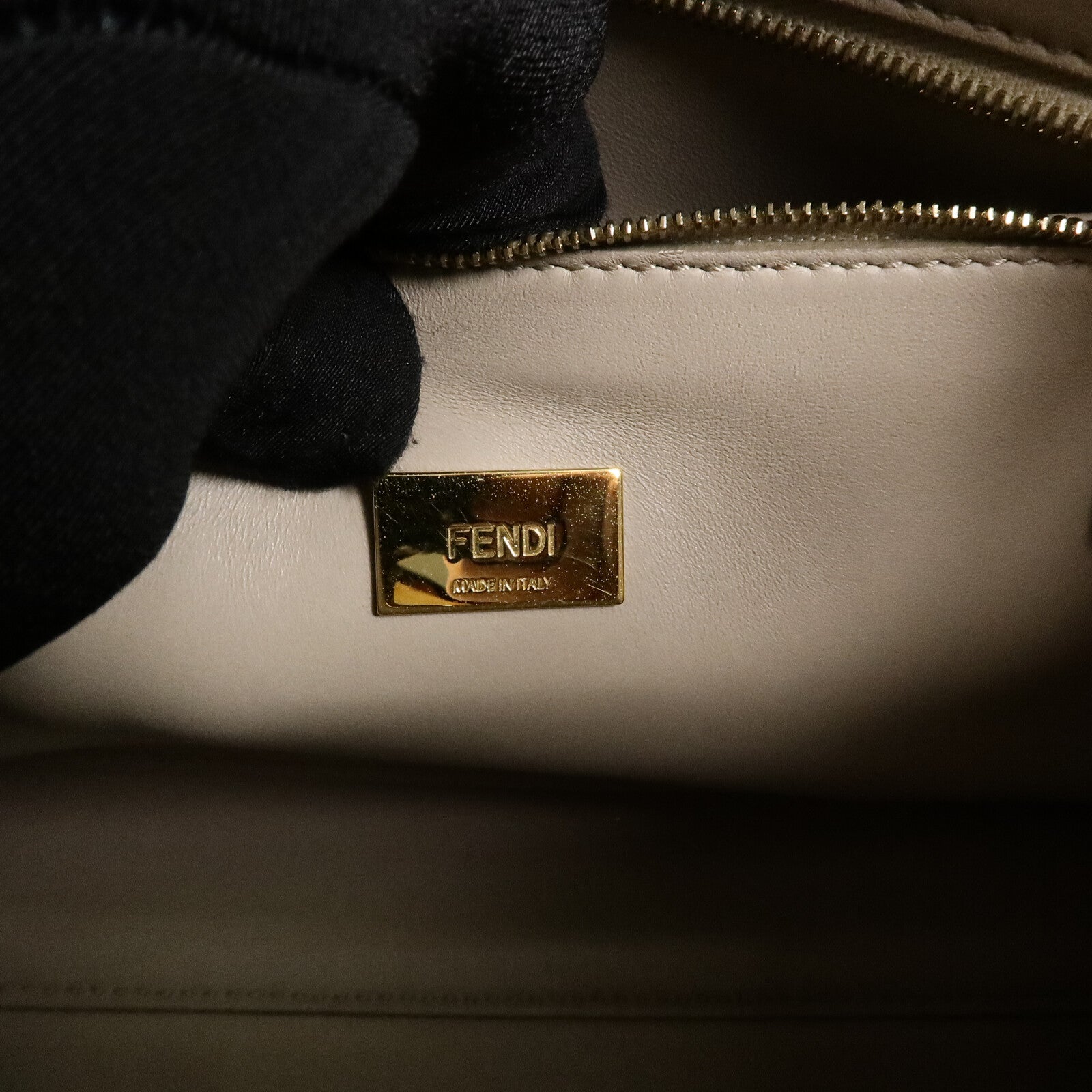 FENDI 牛皮皮革Peekaboo Iconic Essentially肩背袋
