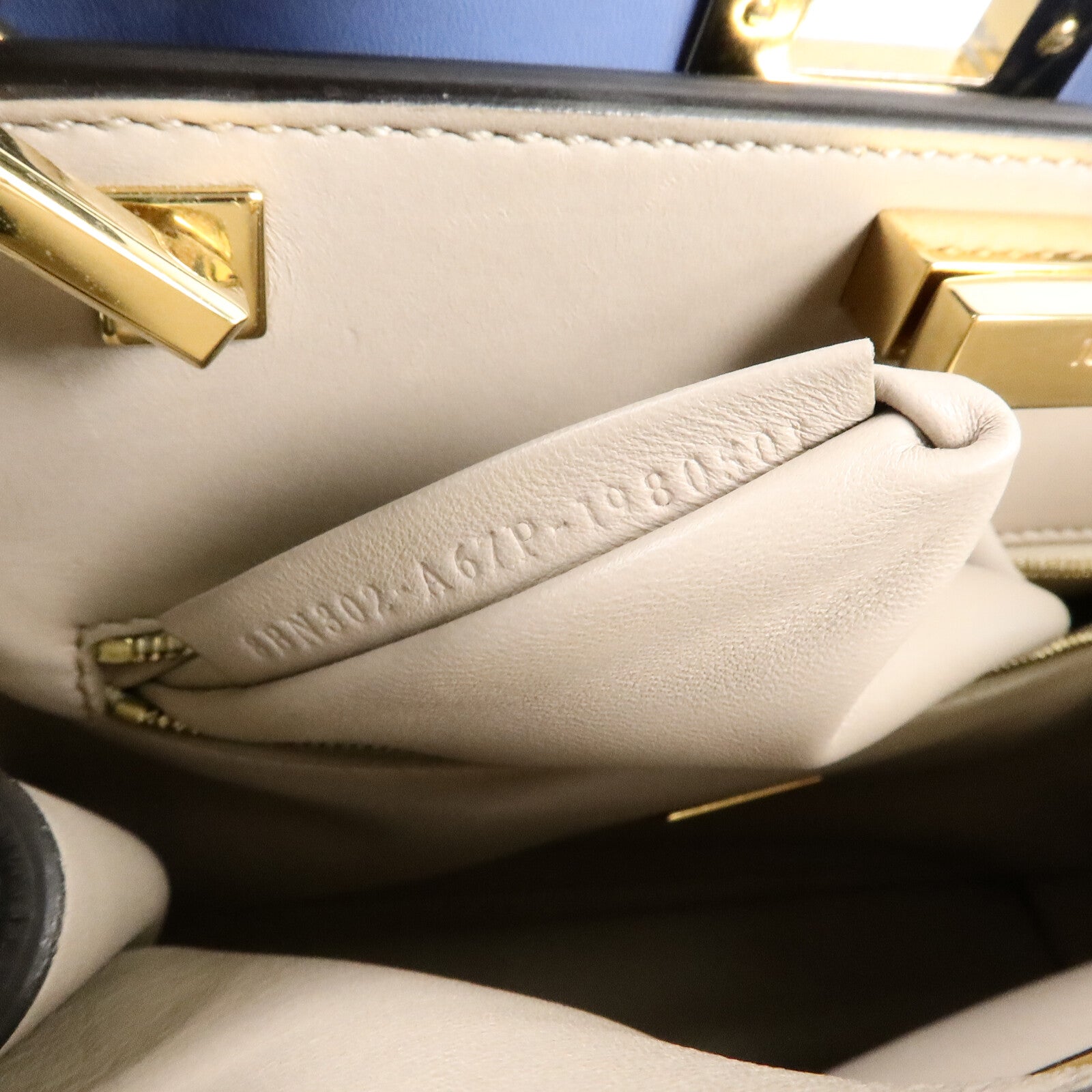 FENDI 牛皮皮革Peekaboo Iconic Essentially肩背袋