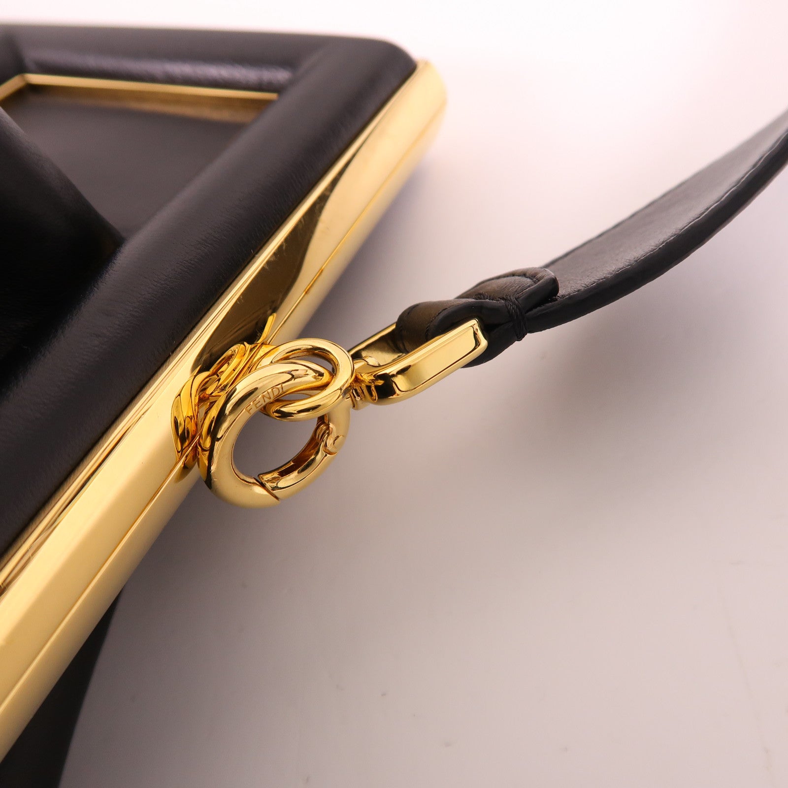 FENDI 牛皮皮革First Medium金扣肩背袋