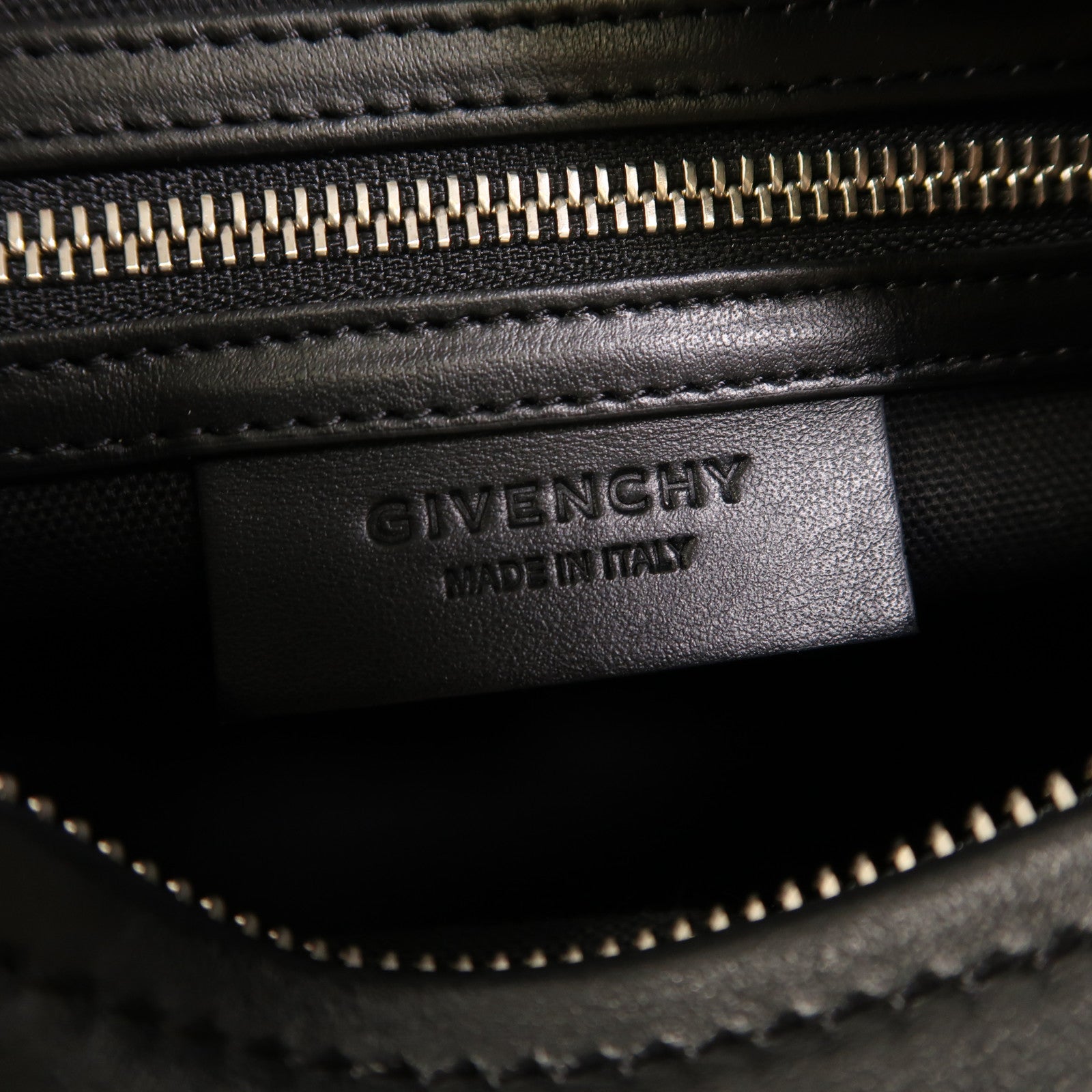 GIVENCHY 牛皮皮革Mini Pandora銀扣肩背袋