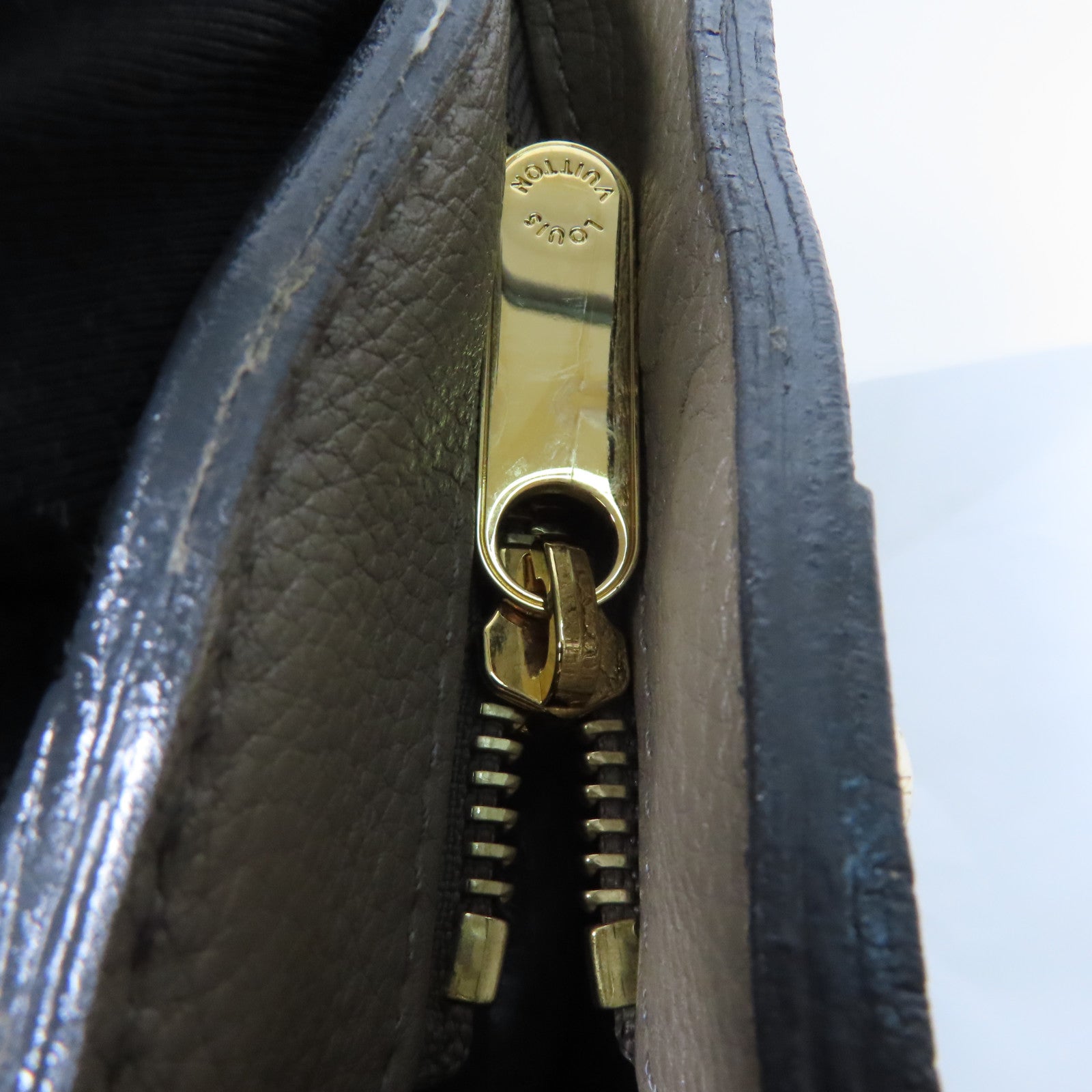 LOUIS VUITTON Monogram Mahina Solar金扣肩背袋灰色