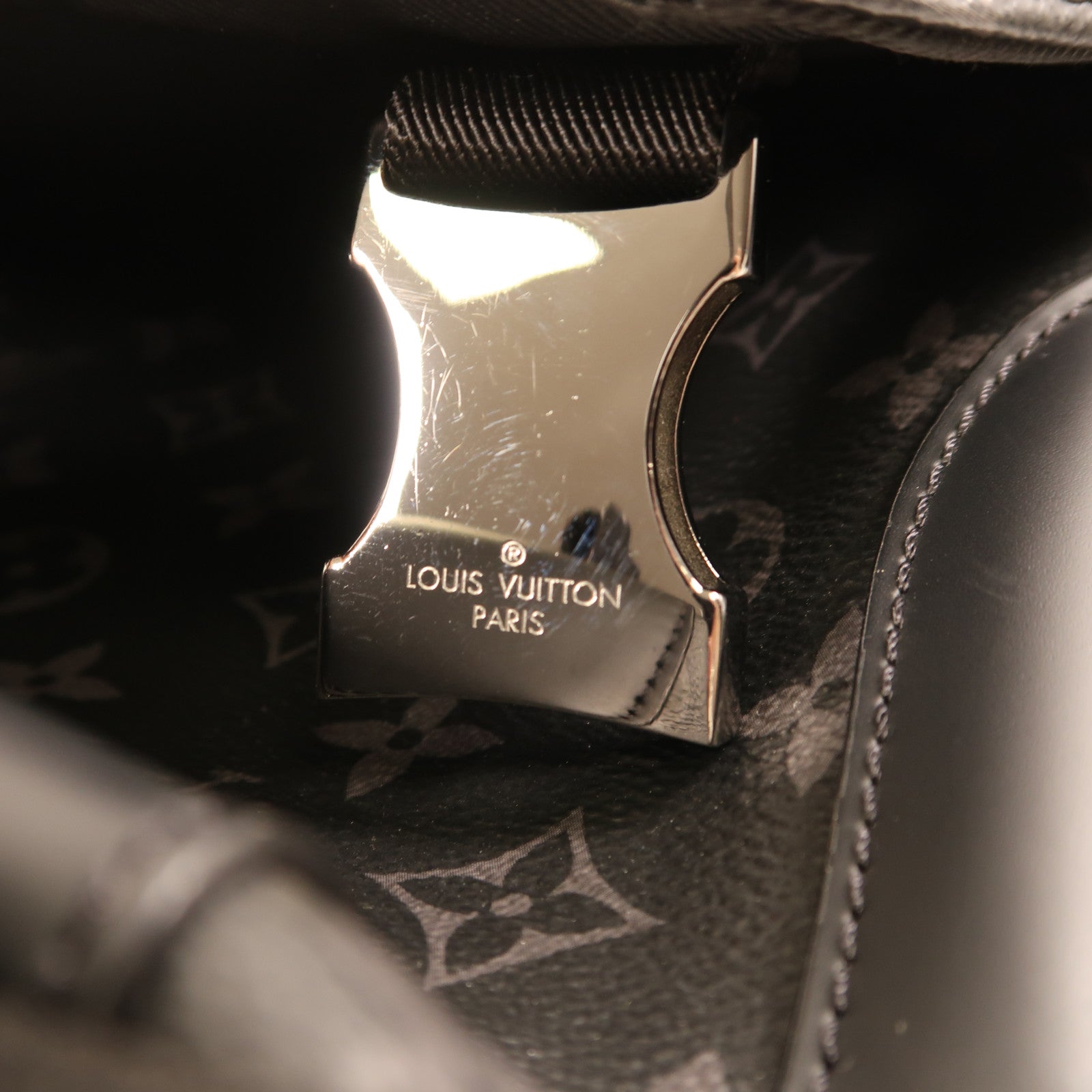 LOUIS VUITTON Monogram Eclipse Messenger PM Voyager銀扣肩背袋