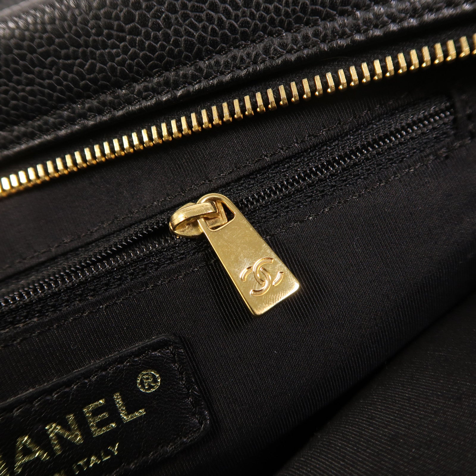 CHANEL 牛皮皮革Petite Timeless Tote金扣鏈帶肩背袋