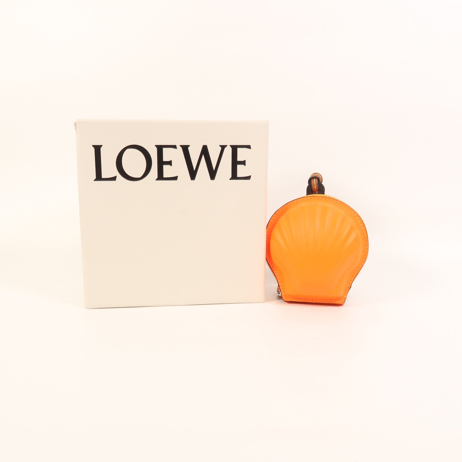 LOEWE 牛皮皮革Seashell Pouch銀扣肩背袋
