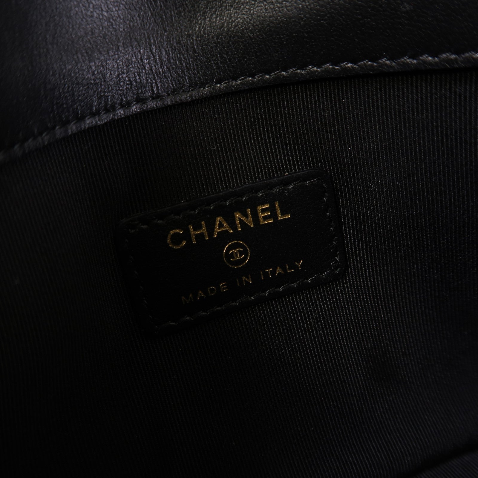 CHANEL 菱格牛皮皮革Pouch金扣手拿包黑色