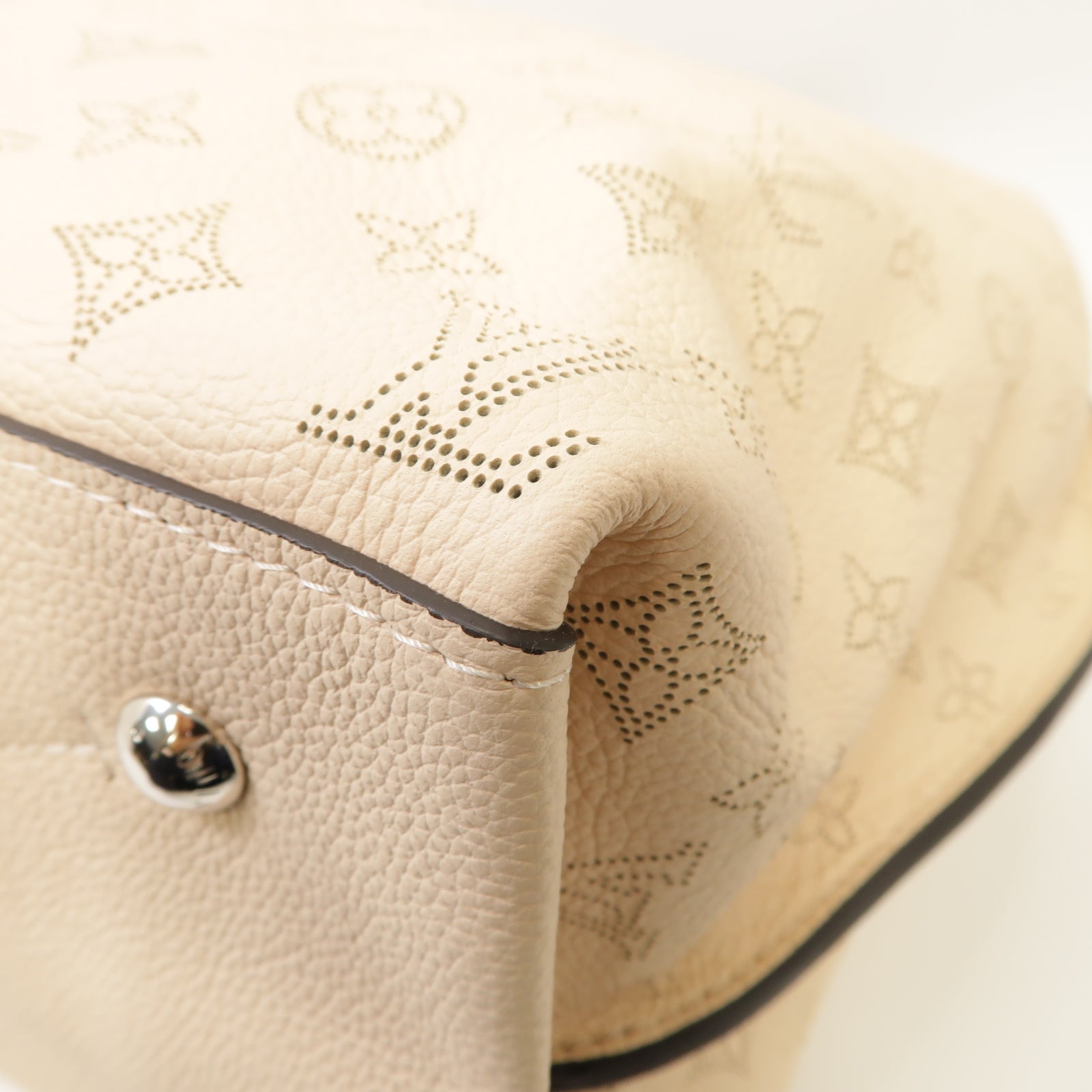 LOUIS VUITTON Mahina Carmel銀扣肩背袋米色