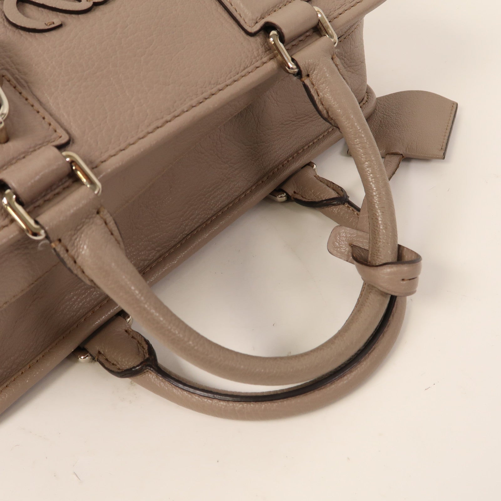 LOEWE 牛皮皮革Amazona銀扣手挽袋杏色