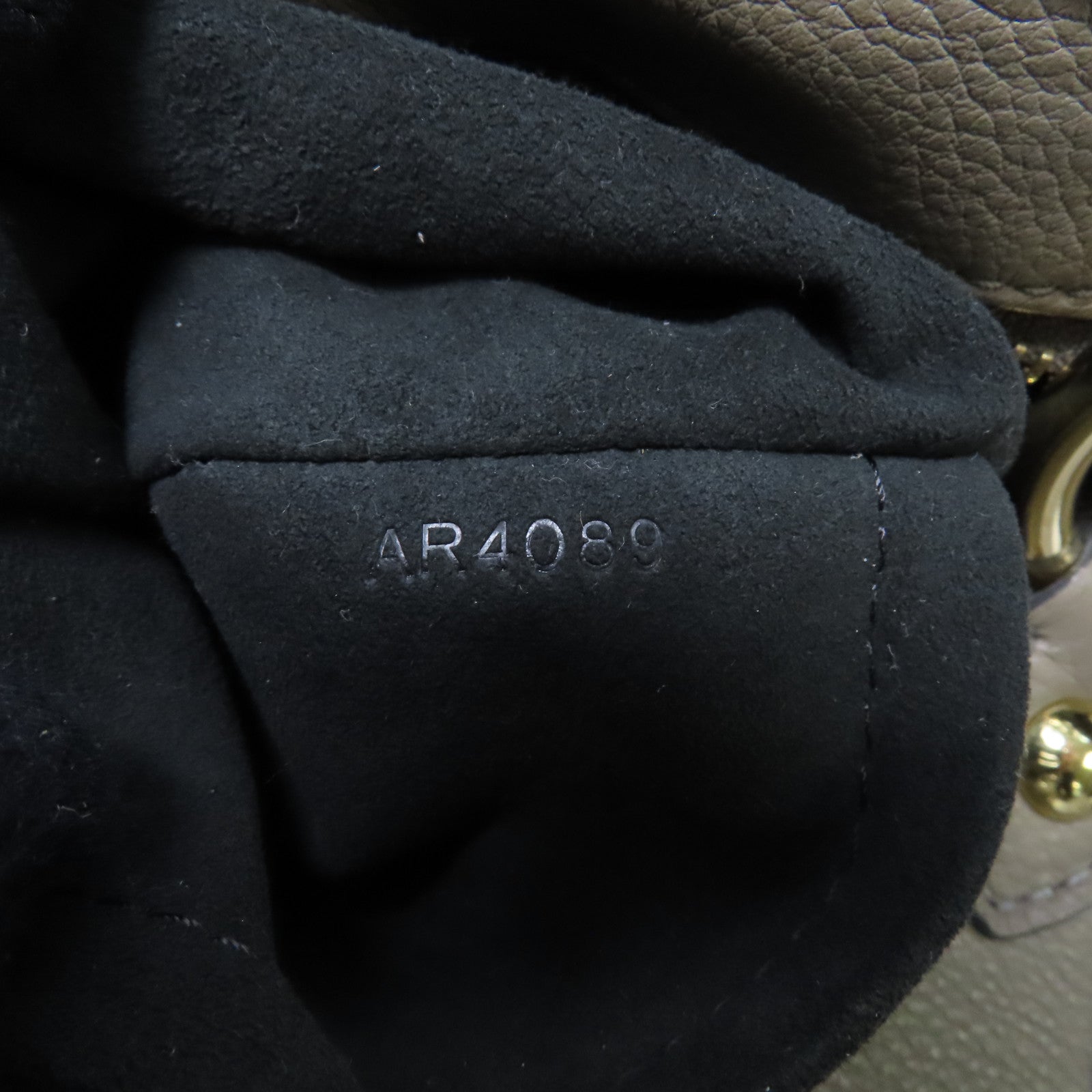 LOUIS VUITTON Monogram Mahina Solar金扣肩背袋灰色