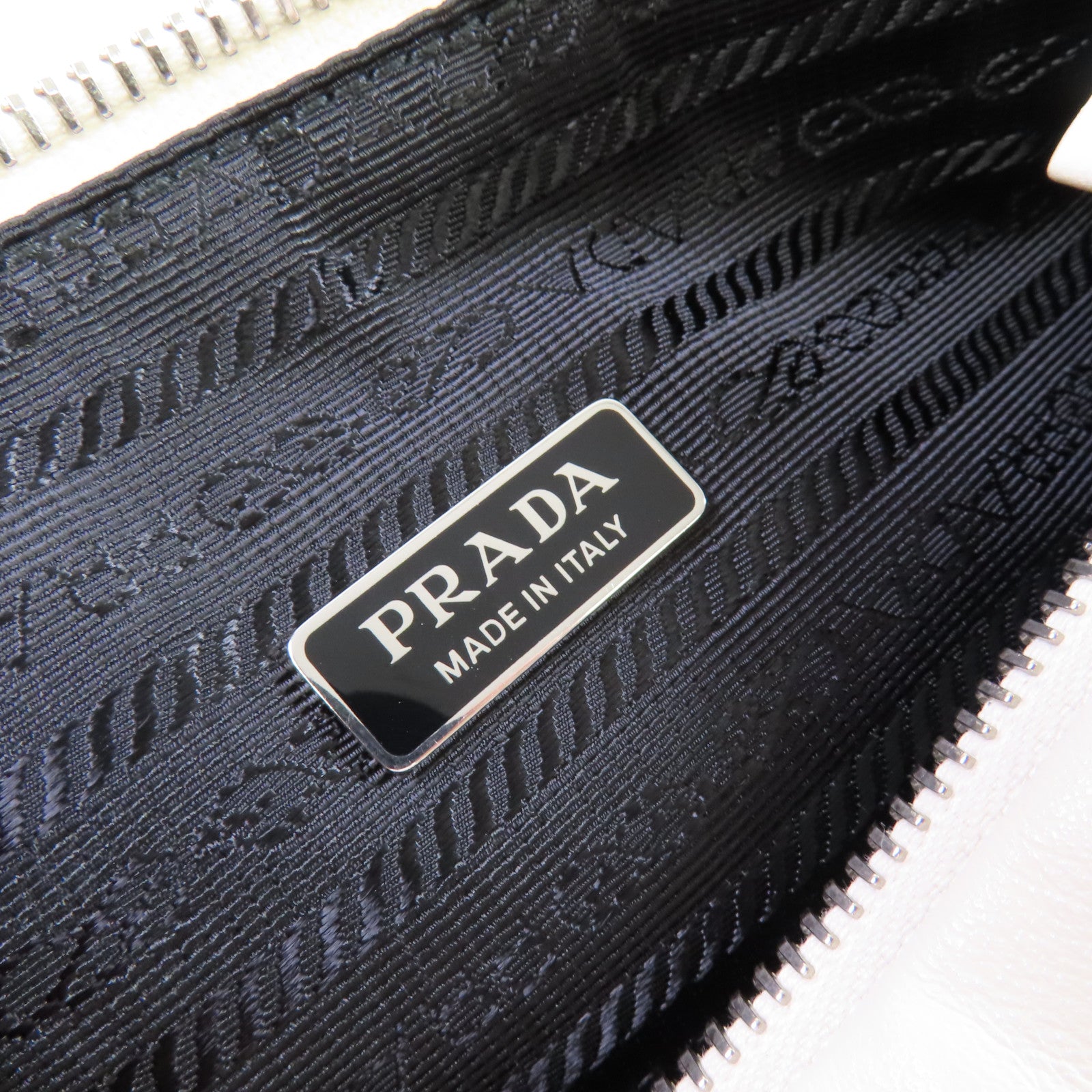 PRADA 牛皮皮革Triangle Shoulder Bag銀扣肩背袋白色