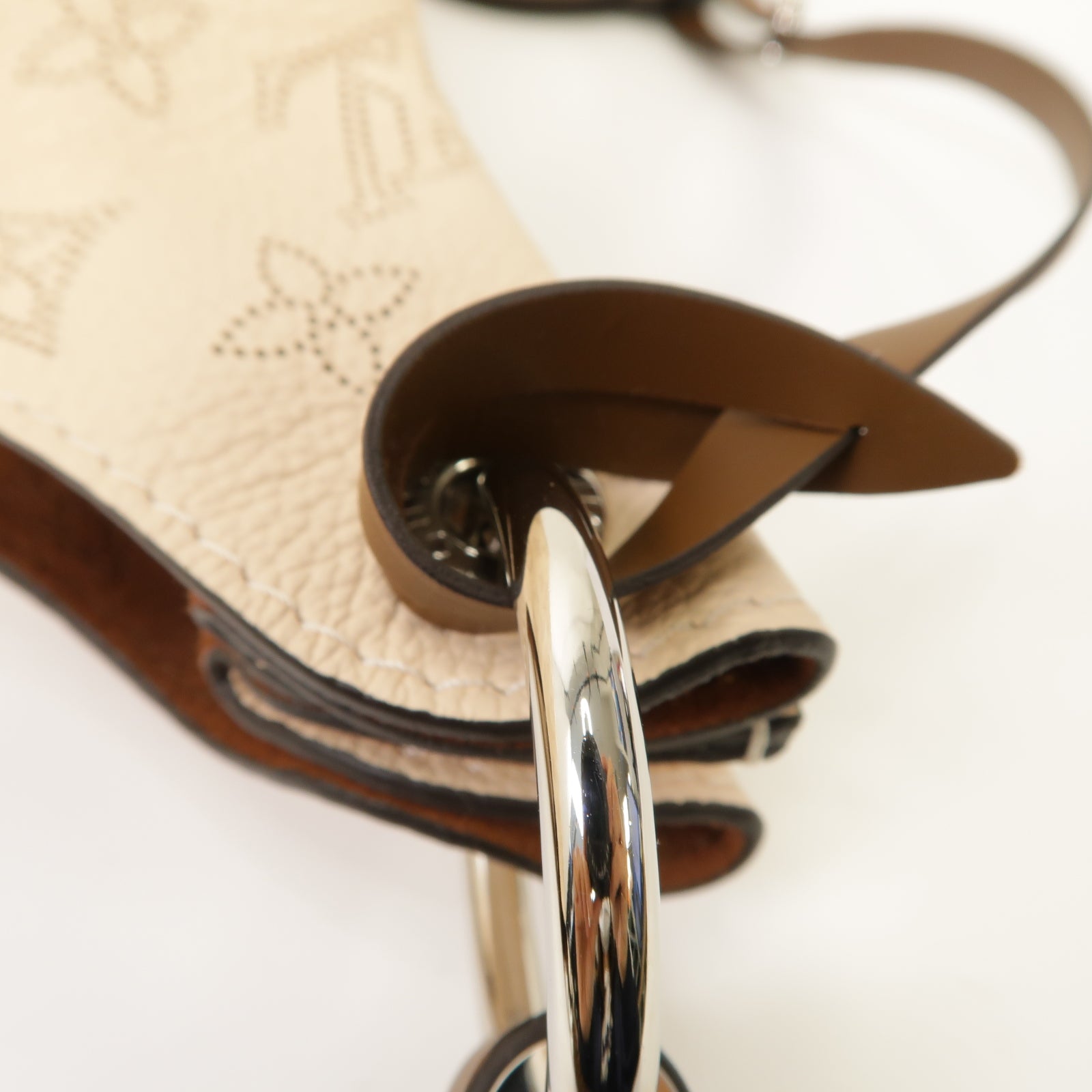 LOUIS VUITTON Mahina Carmel銀扣肩背袋米色
