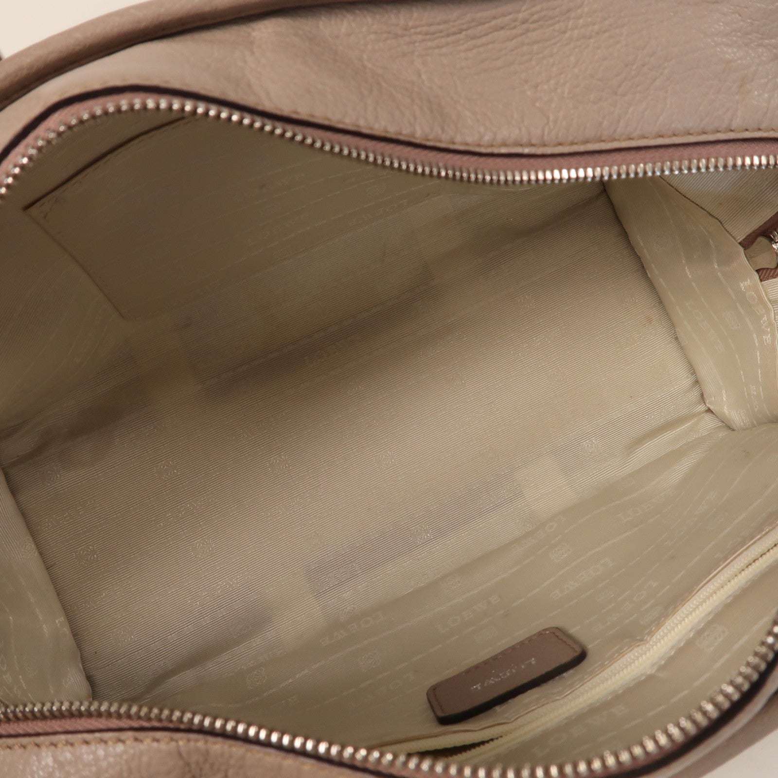 LOEWE 牛皮皮革Amazona銀扣手挽袋杏色