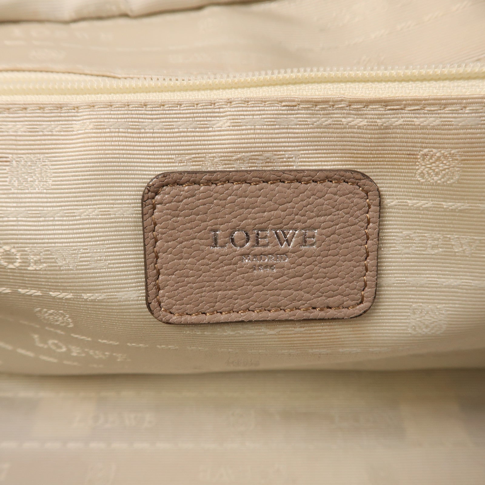 LOEWE 牛皮皮革Amazona銀扣手挽袋杏色