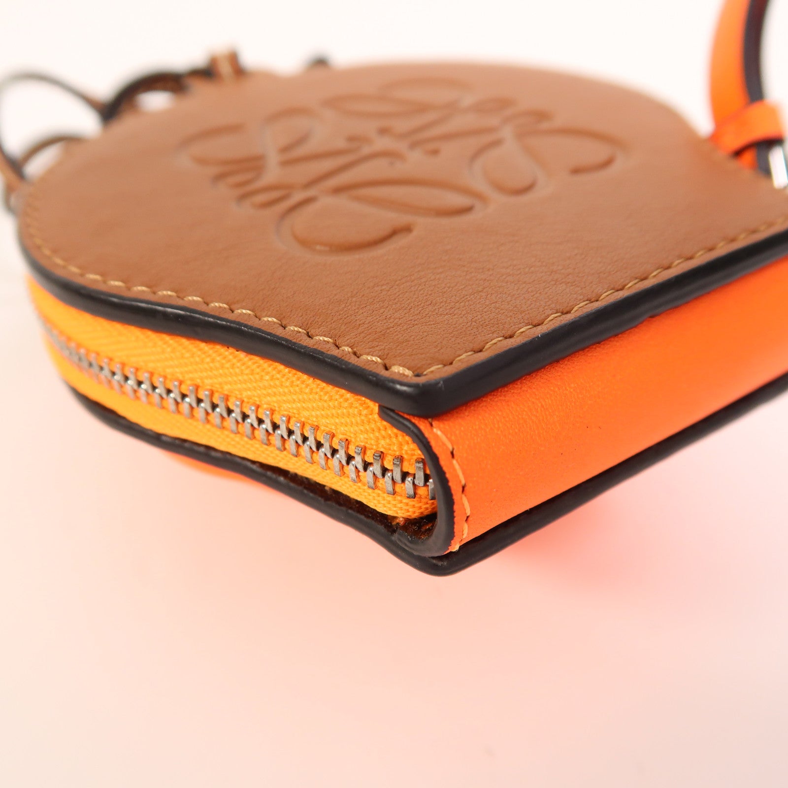 LOEWE 牛皮皮革Seashell Pouch銀扣肩背袋