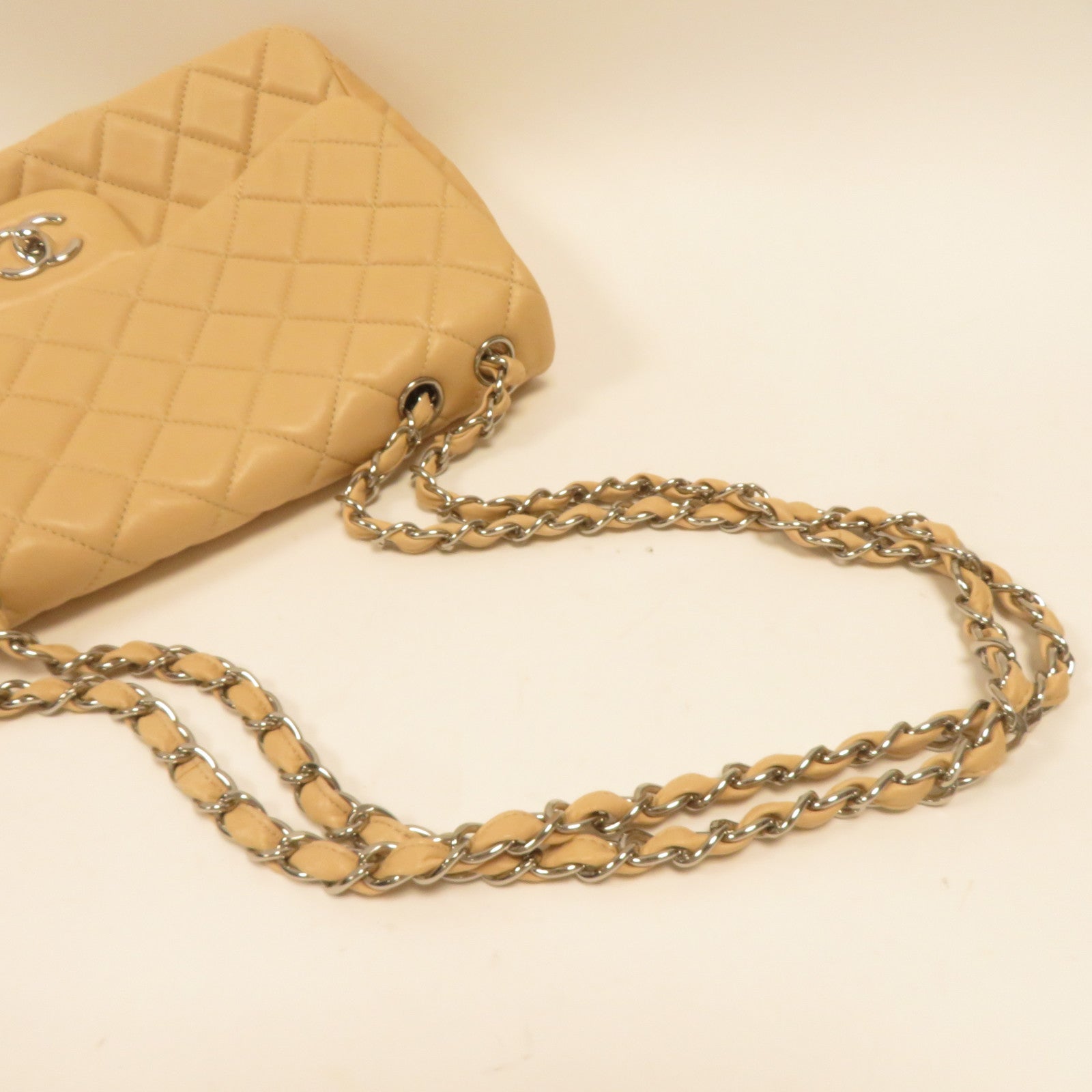 CHANEL **【激減優惠】菱格羊皮皮革Jumbo銀扣鏈帶肩背袋米色