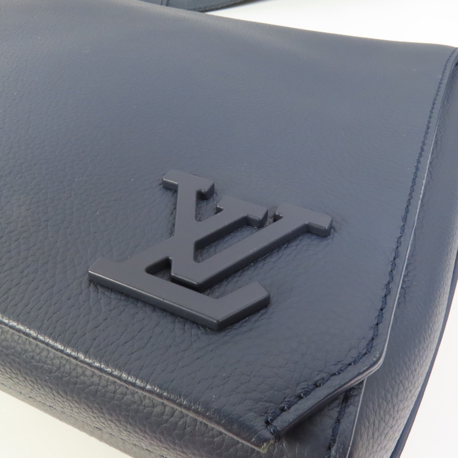 LOUIS VUITTON 牛皮皮革Aerogram Takeoff銀扣肩背袋