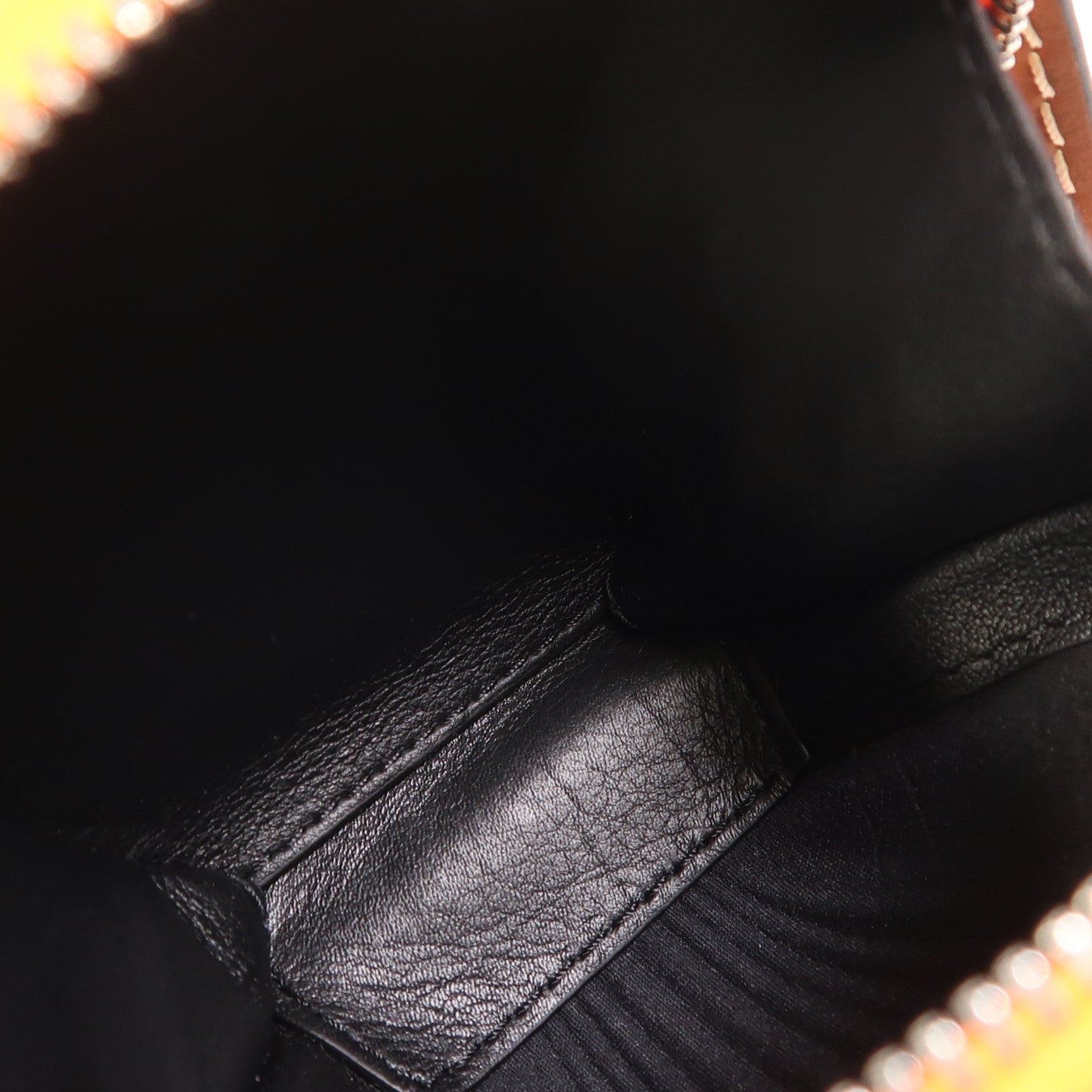LOEWE 牛皮皮革Seashell Pouch銀扣肩背袋