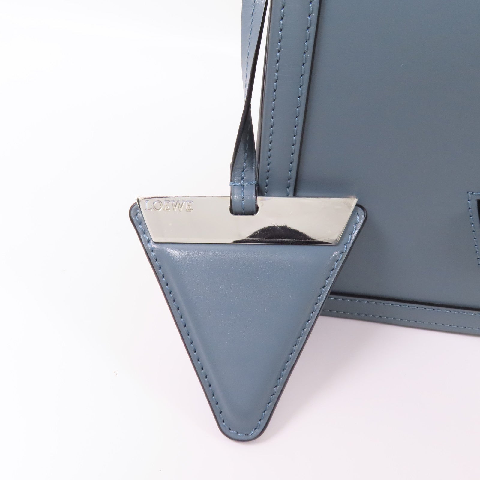 LOEWE 牛皮皮革Barcelona Stone Shoulder Bag銀扣肩背袋