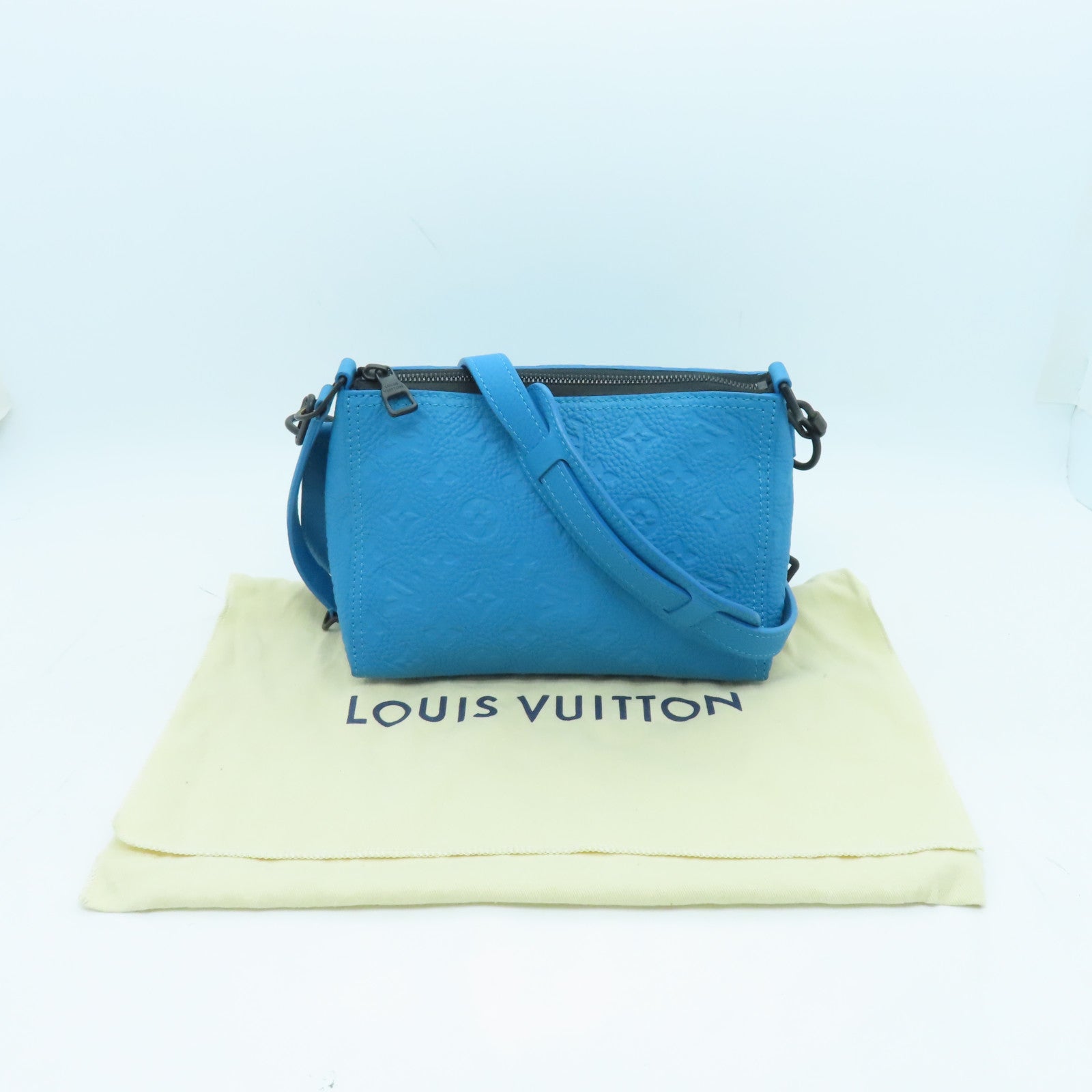 LOUIS VUITTON 【清倉大減價】Taurillon Monogram Triangle黑扣肩背袋藍色