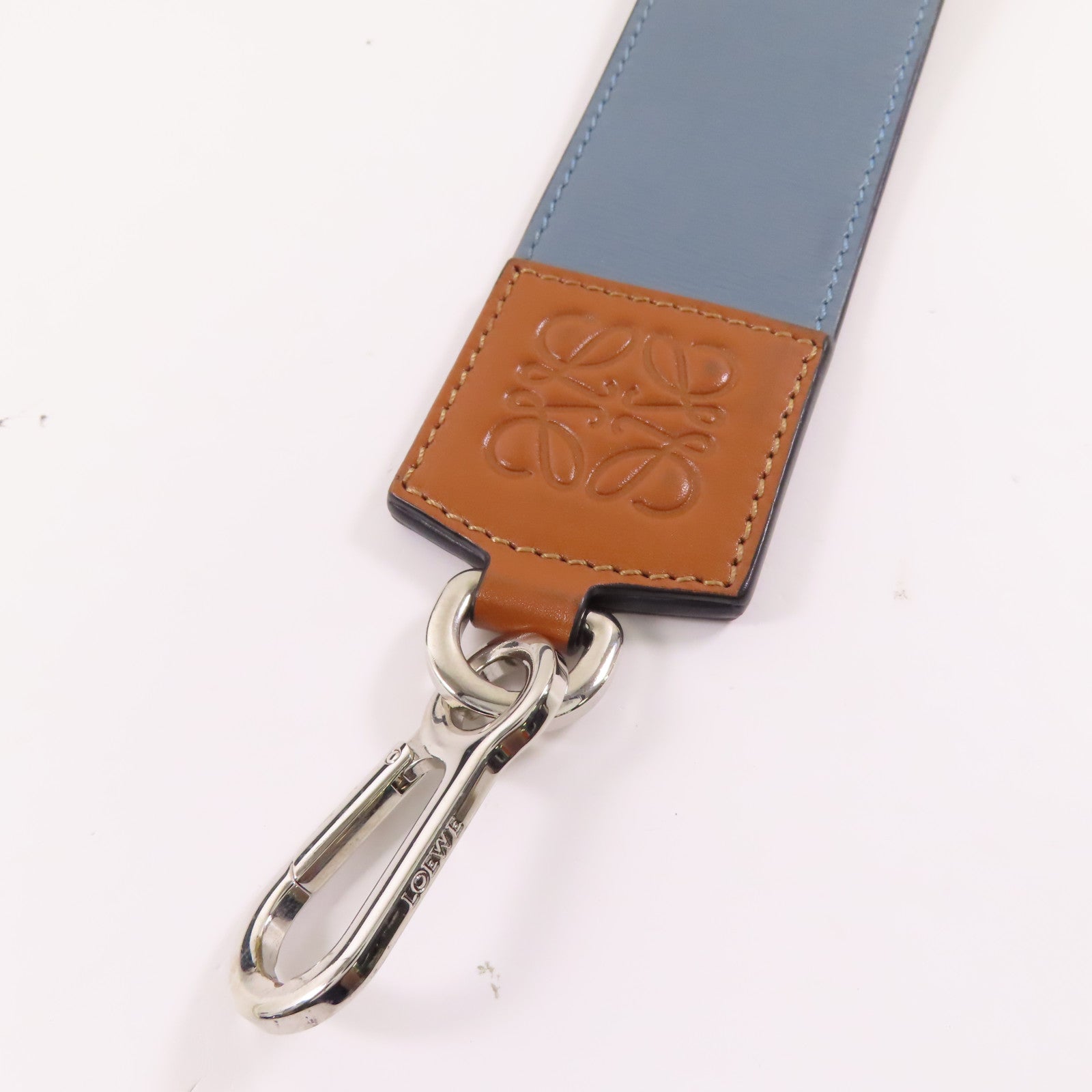 LOEWE 牛皮皮革Barcelona Stone Shoulder Bag銀扣肩背袋