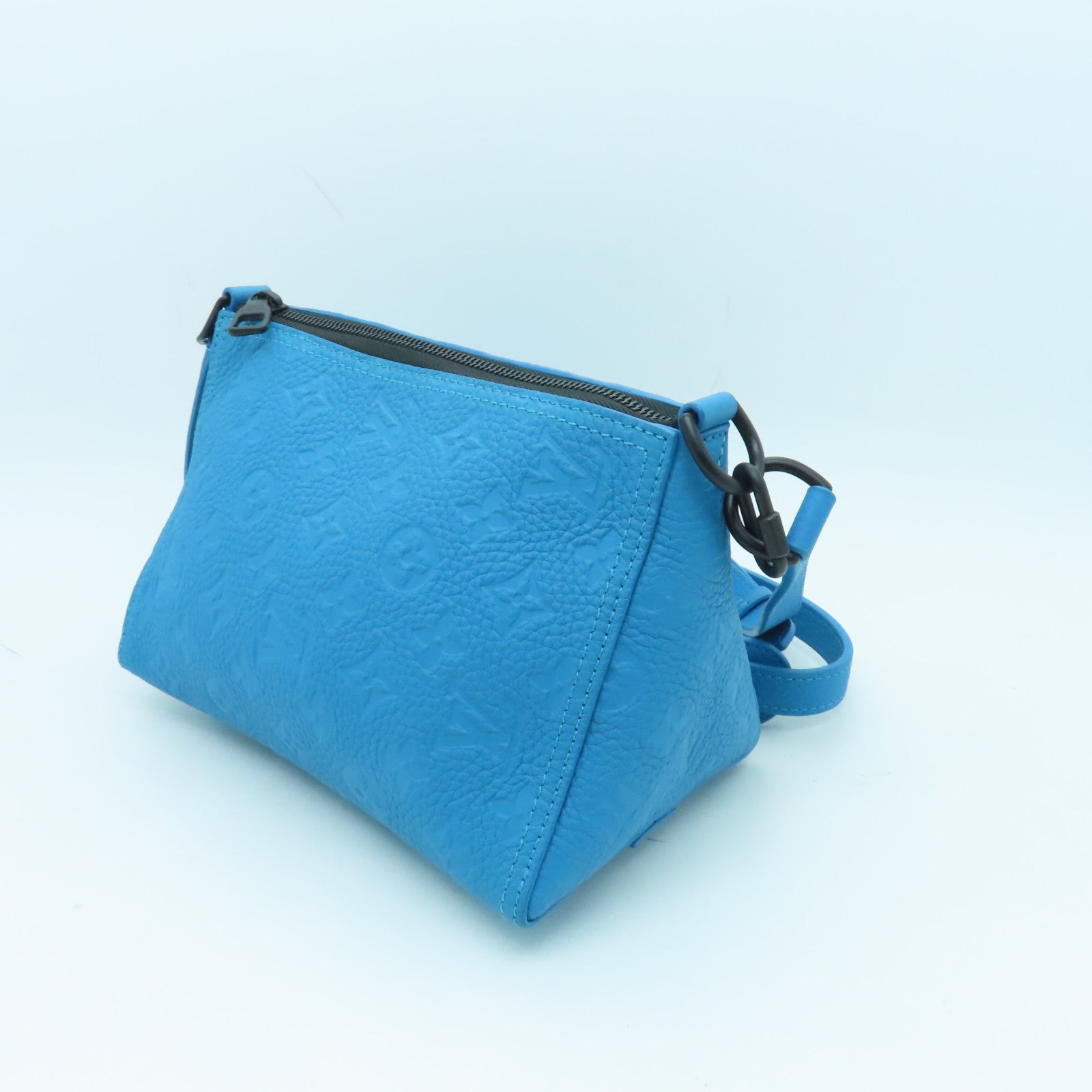 LOUIS VUITTON 【清倉大減價】Taurillon Monogram Triangle黑扣肩背袋藍色