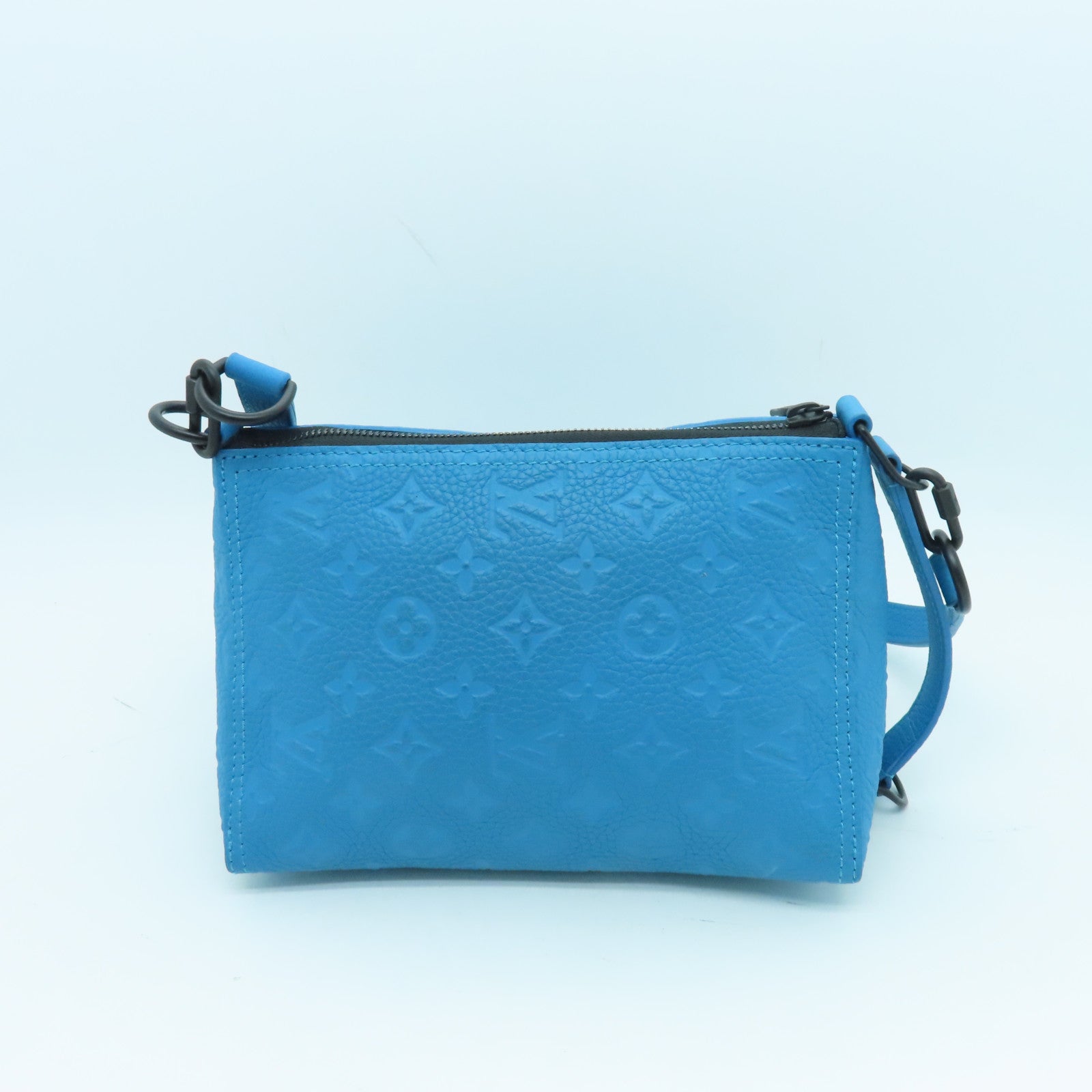 LOUIS VUITTON 【清倉大減價】Taurillon Monogram Triangle黑扣肩背袋藍色